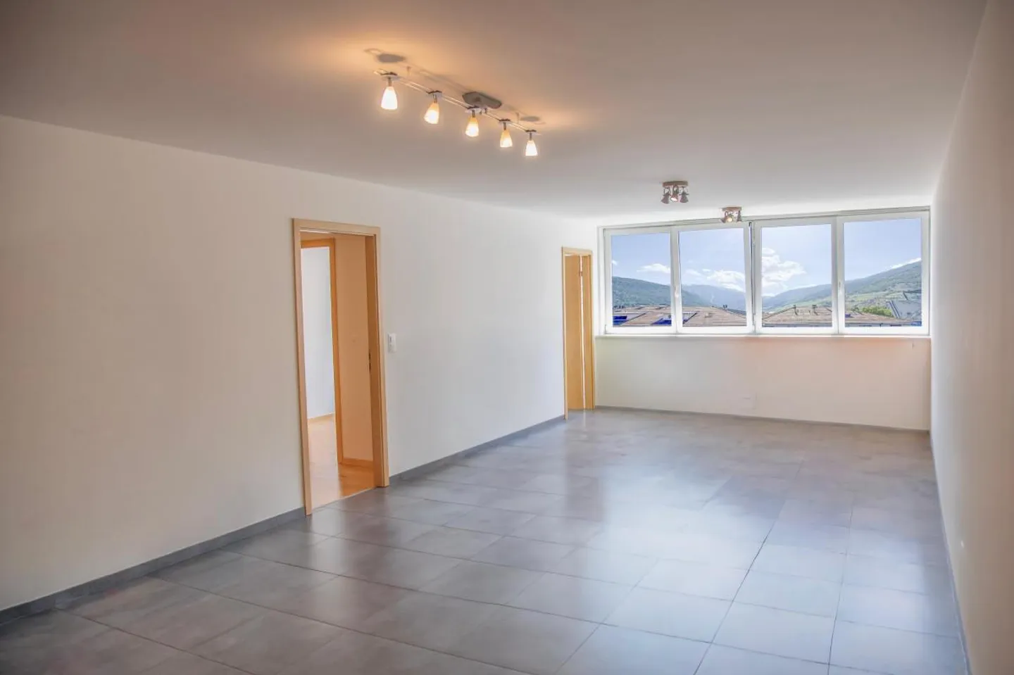 Große 2,5-Zimmer-Wohnung, renoviert + private Garagenbox, Martigny Zentrum - Foto 2 von 11