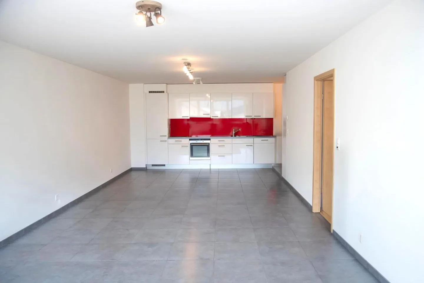 Große 2,5-Zimmer-Wohnung, renoviert + private Garagenbox, Martigny Zentrum - Foto 3 von 11