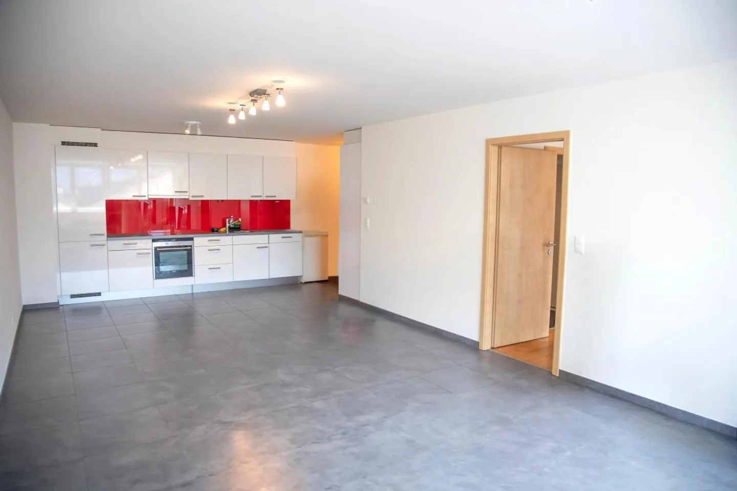 Große 2,5-Zimmer-Wohnung, renoviert + private Garagenbox, Martigny Zentrum - Foto 4 von 11