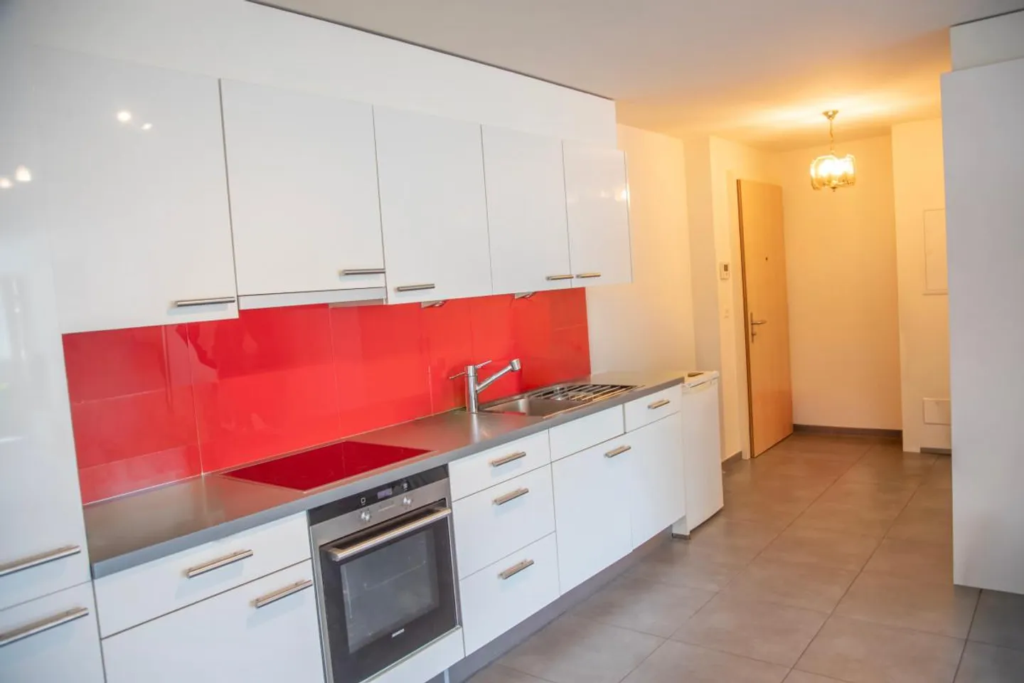 Große 2,5-Zimmer-Wohnung, renoviert + private Garagenbox, Martigny Zentrum - Foto 5 von 11