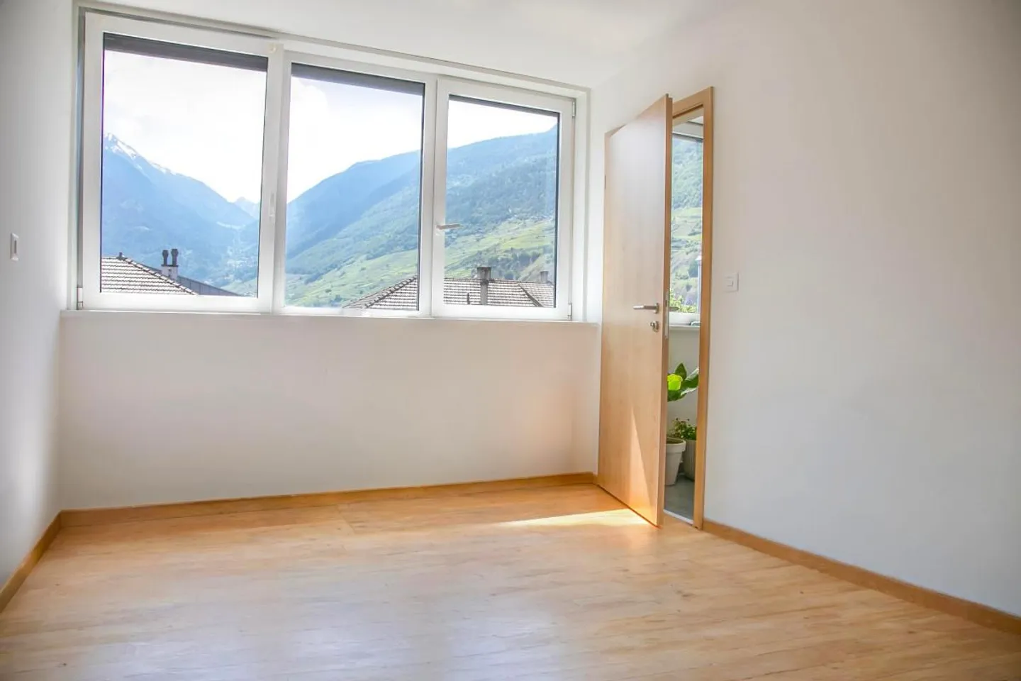 Große 2,5-Zimmer-Wohnung, renoviert + private Garagenbox, Martigny Zentrum - Foto 6 von 11