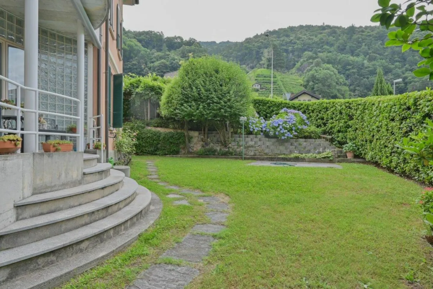 Wohnung mit grossem Garten in Zweifamilienhaus an gesuchter Lage - Foto 1 von 13