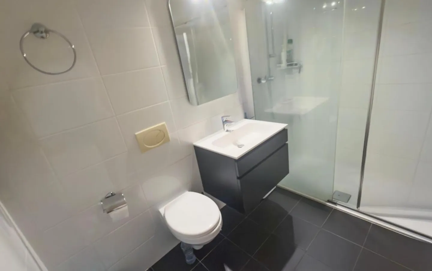 Große 2,5-Zimmer-Wohnung, renoviert + private Garagenbox, Martigny Zentrum - Foto 10 von 11