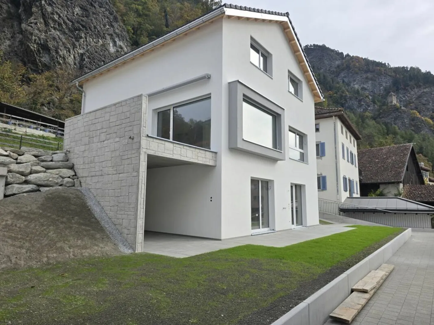 Modern 6.5-room single-family house with large terrace in Rothenbrunnen - Photo 11 of 14