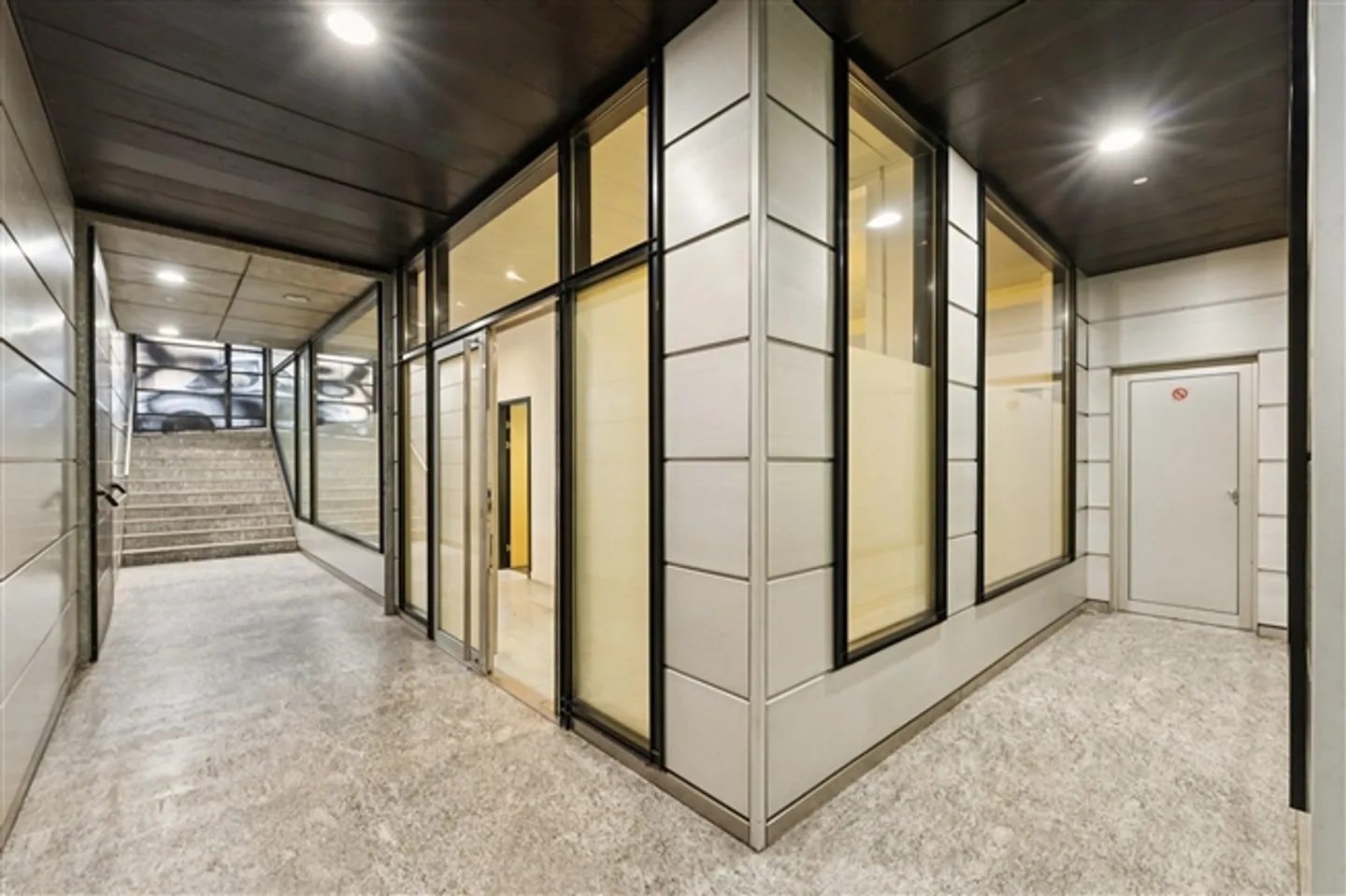 Rue de Lausanne - Discreet Passage of 90 m2 - for rent - Photo 2 of 6