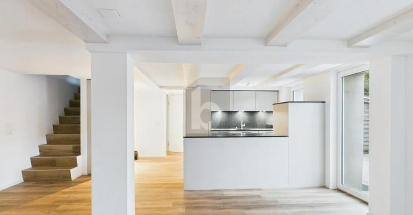 HOCHWERTIG UND KOMPLETT RENOVIERT - Foto 1 von 5