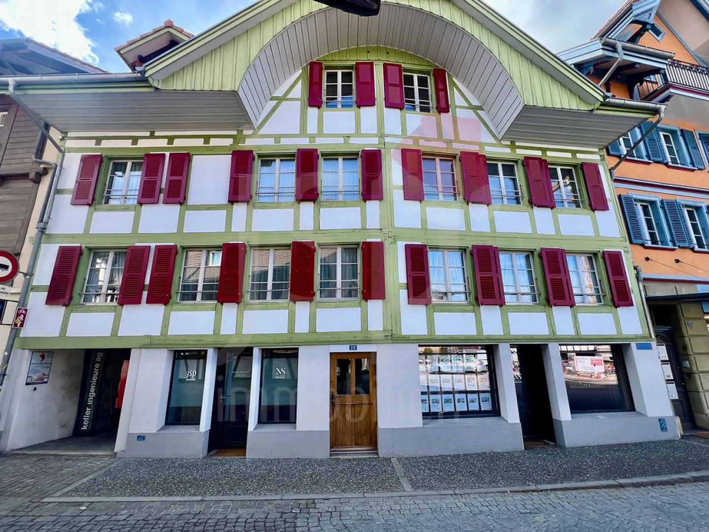 Au milieu du village; locaux pour bureau, vente - Photo 2 sur 11