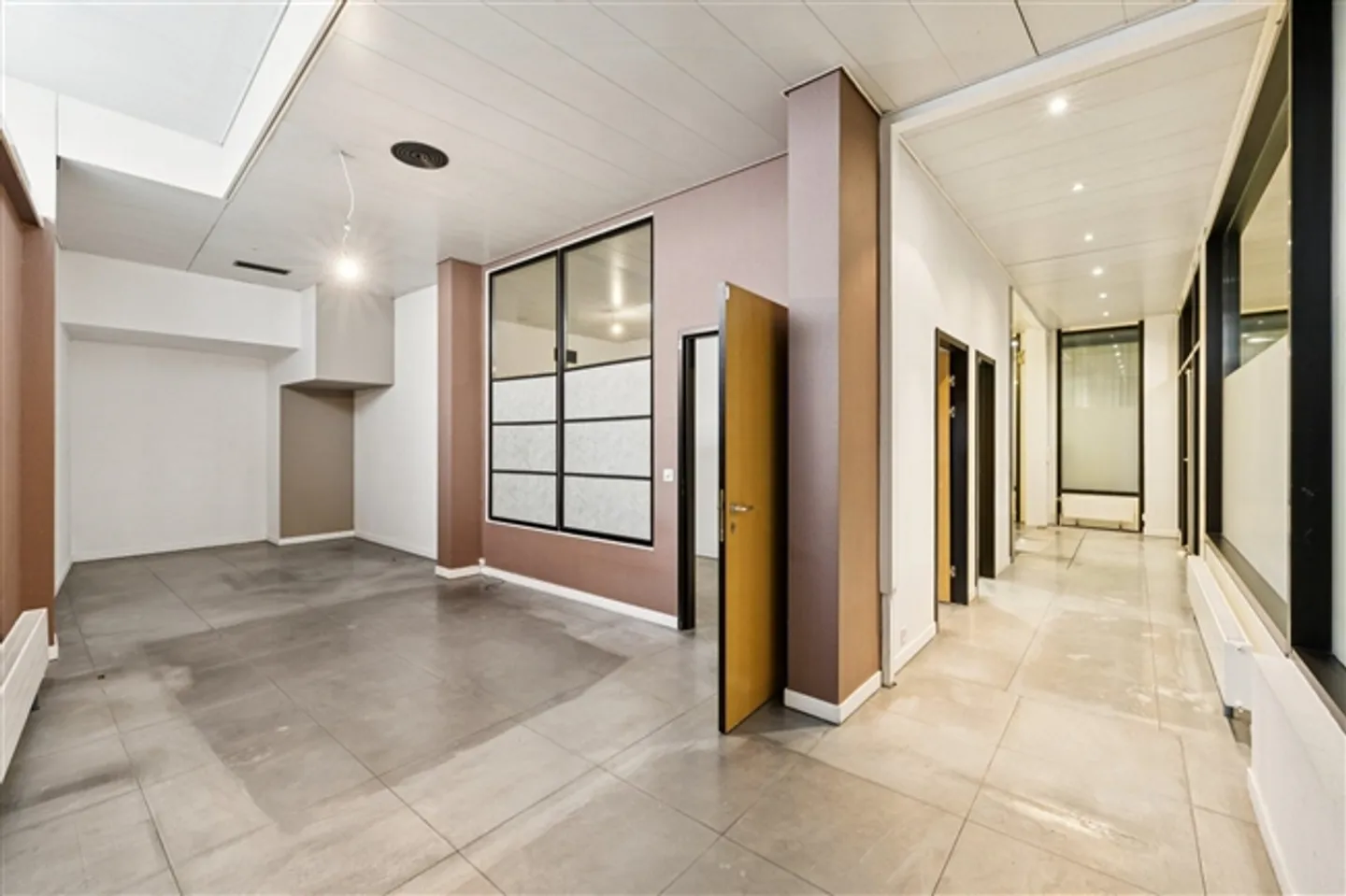 Rue de Lausanne - Discreet Passage of 90 m2 - for rent - Photo 5 of 6