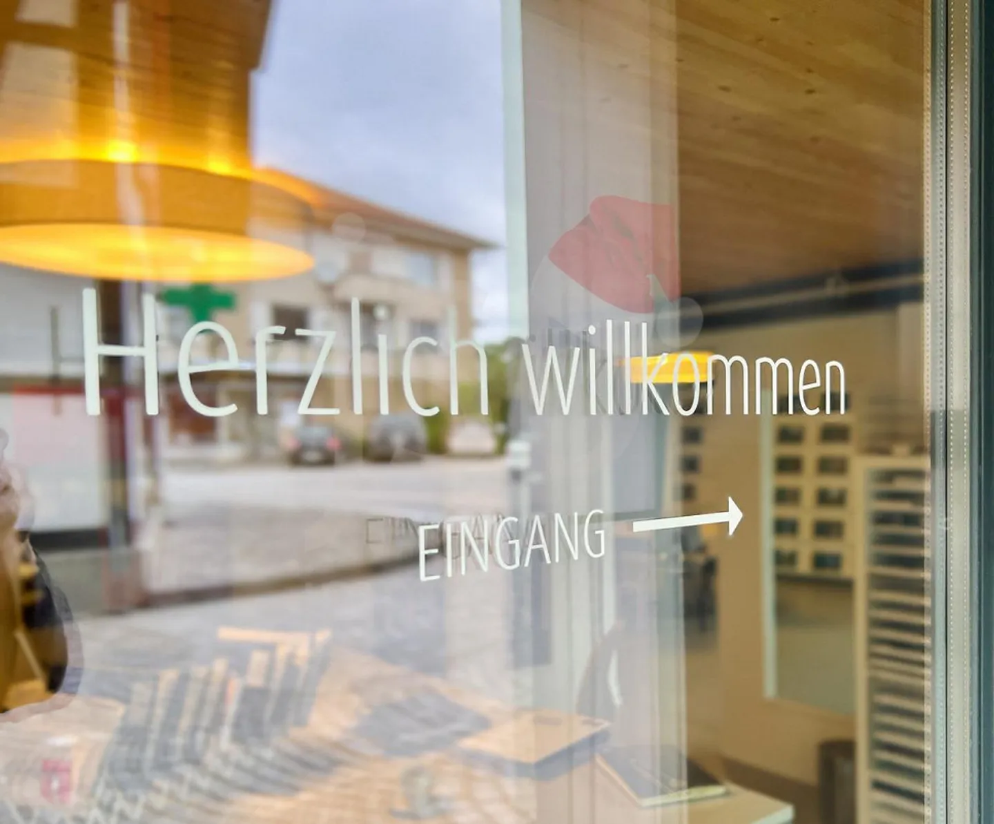 Au milieu du village; locaux pour bureau, vente - Photo 1 sur 11