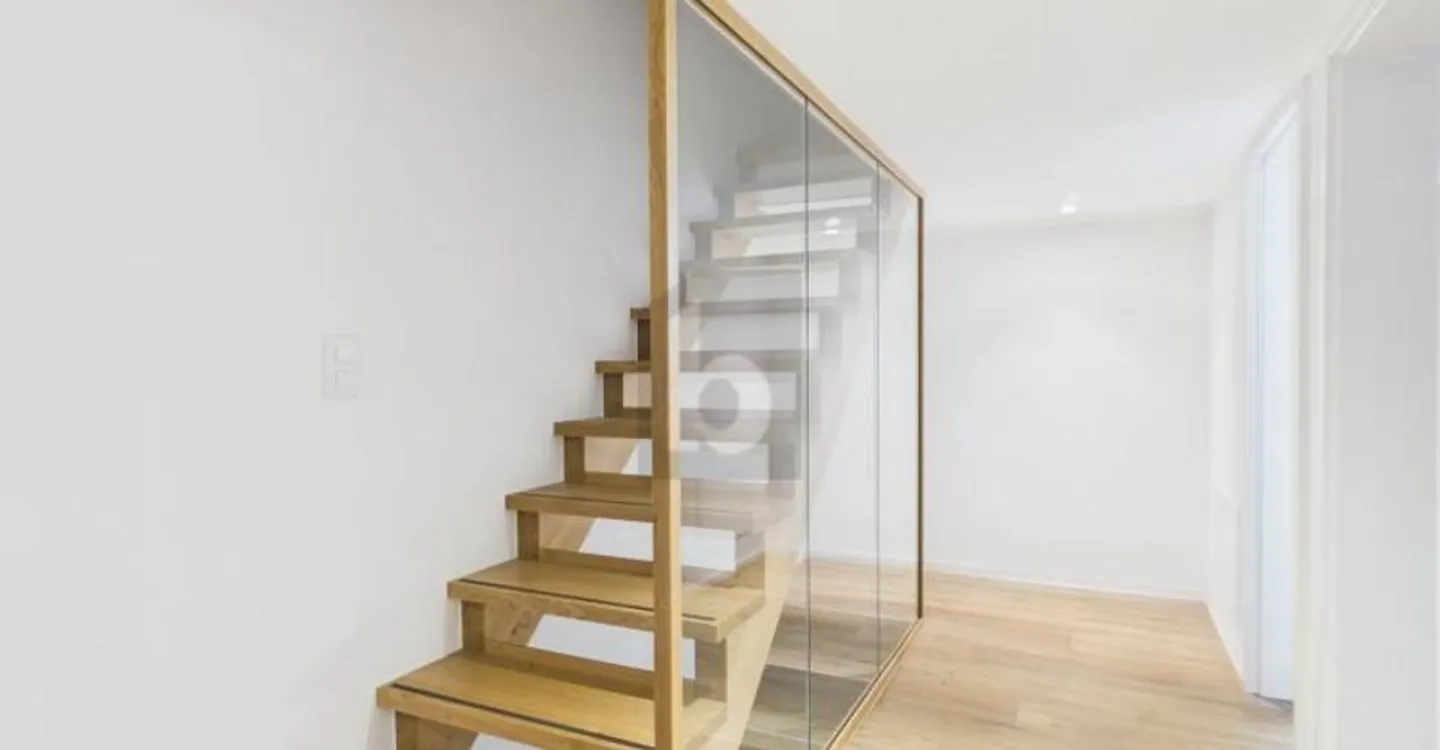 HOCHWERTIG UND KOMPLETT RENOVIERT - Foto 2 von 5