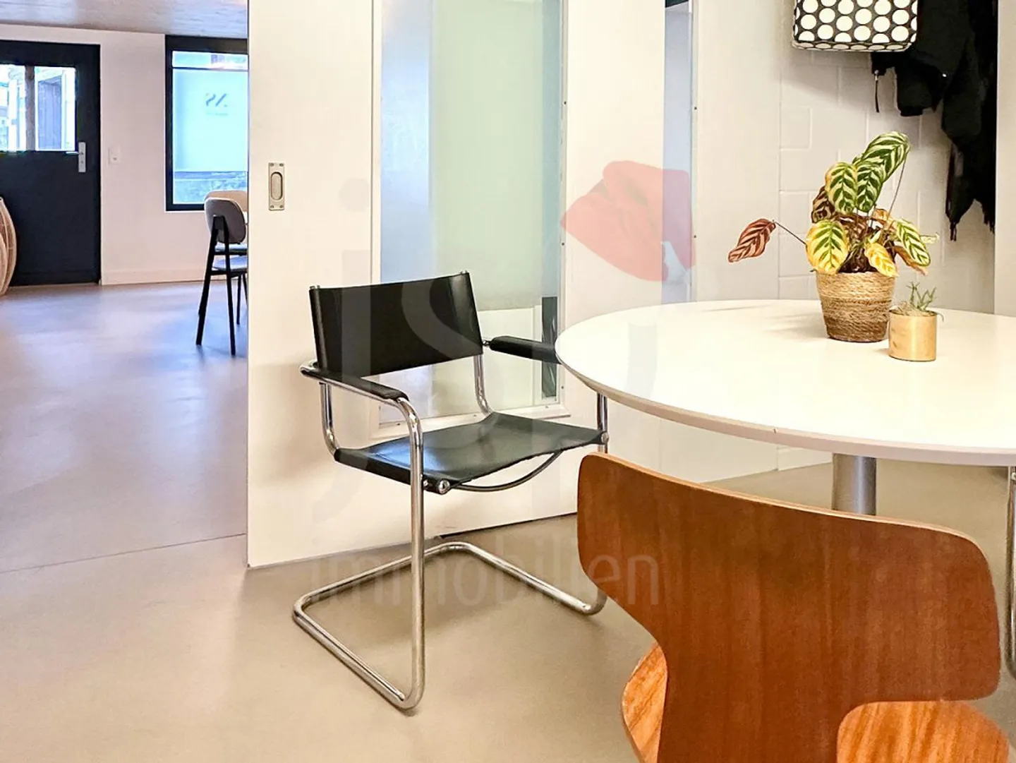 Au milieu du village; locaux pour bureau, vente - Photo 9 sur 11