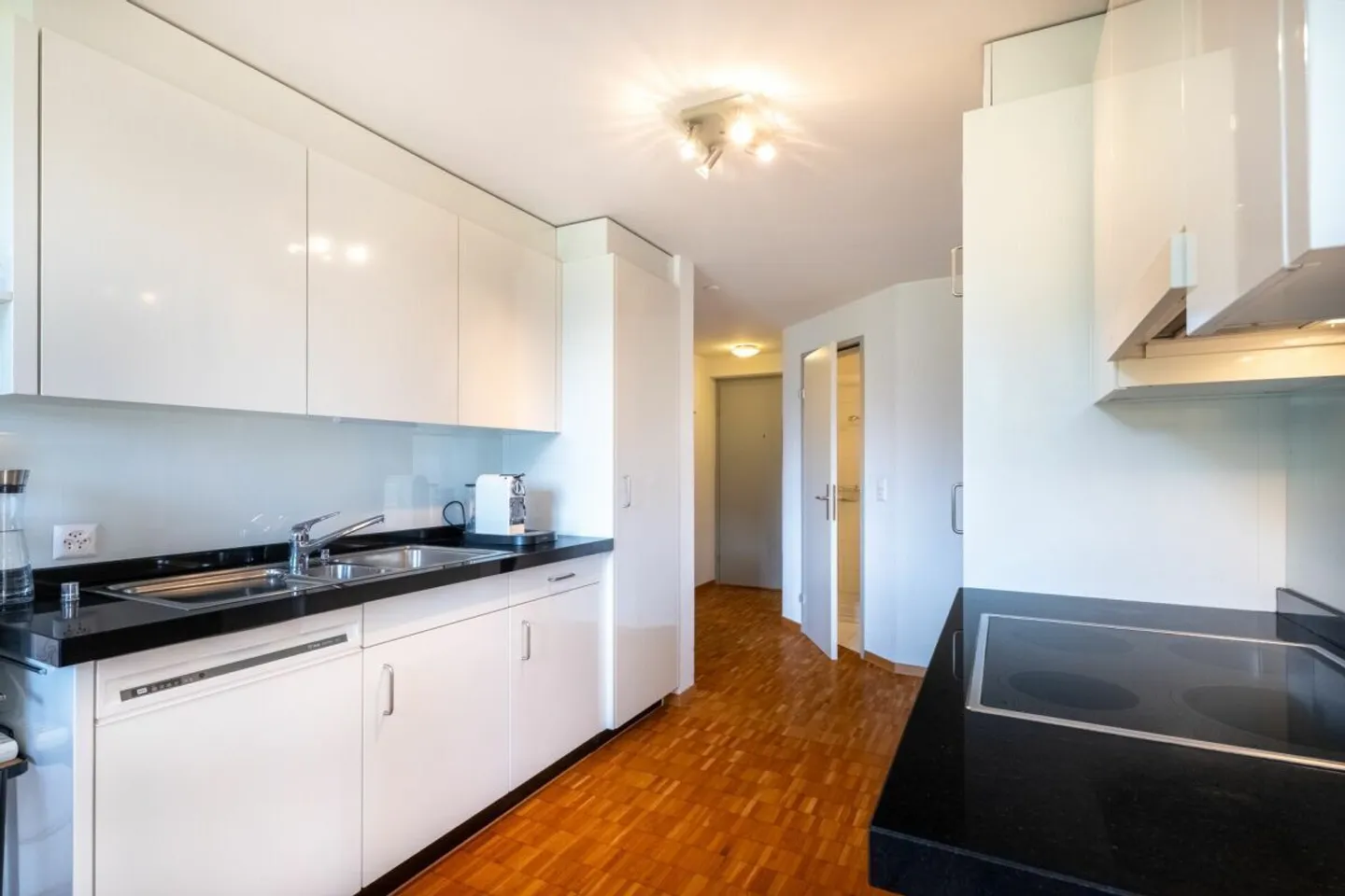 Einzigartige 3.5-Zimmer-Wohnung mit Sitzplatz und Seesicht in Laax - Foto 3 von 15