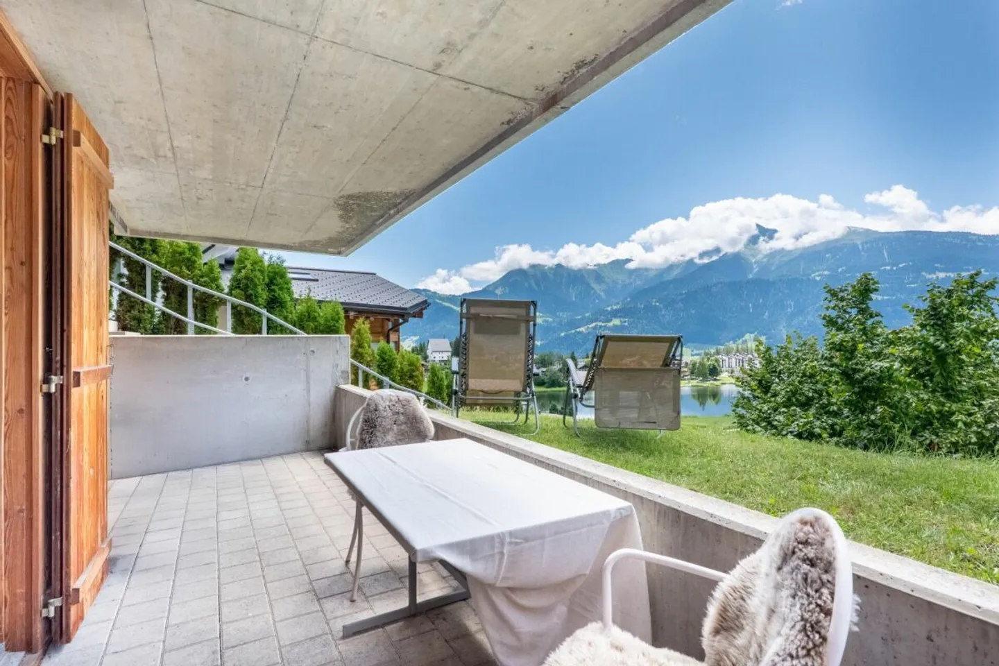 Einzigartige 3.5-Zimmer-Wohnung mit Sitzplatz und Seesicht in Laax - Foto 5 von 15