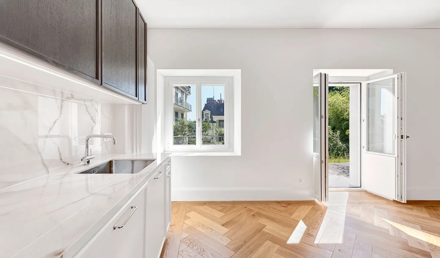 Stylish 3.5-room apartment in renovated historic villa - Photo 2 of 6