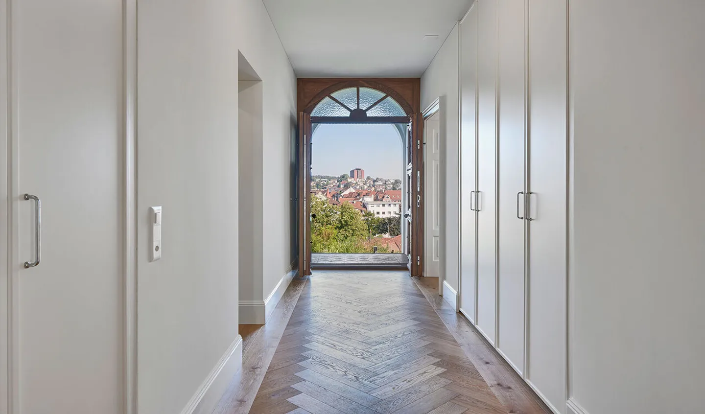 Stylish 3.5-room apartment in renovated historic villa - Photo 1 of 6