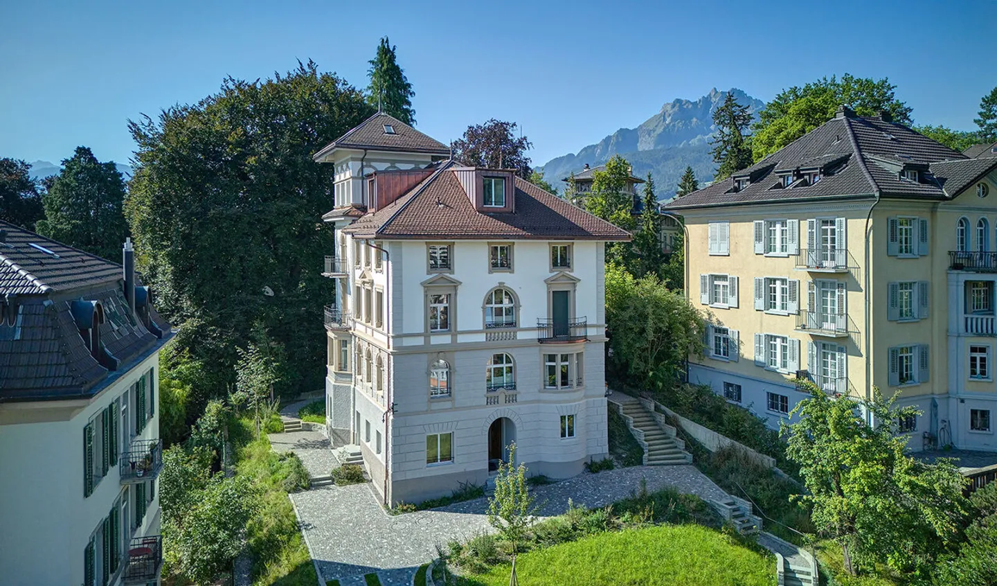 Stylish 3.5-room apartment in renovated historic villa - Photo 6 of 6