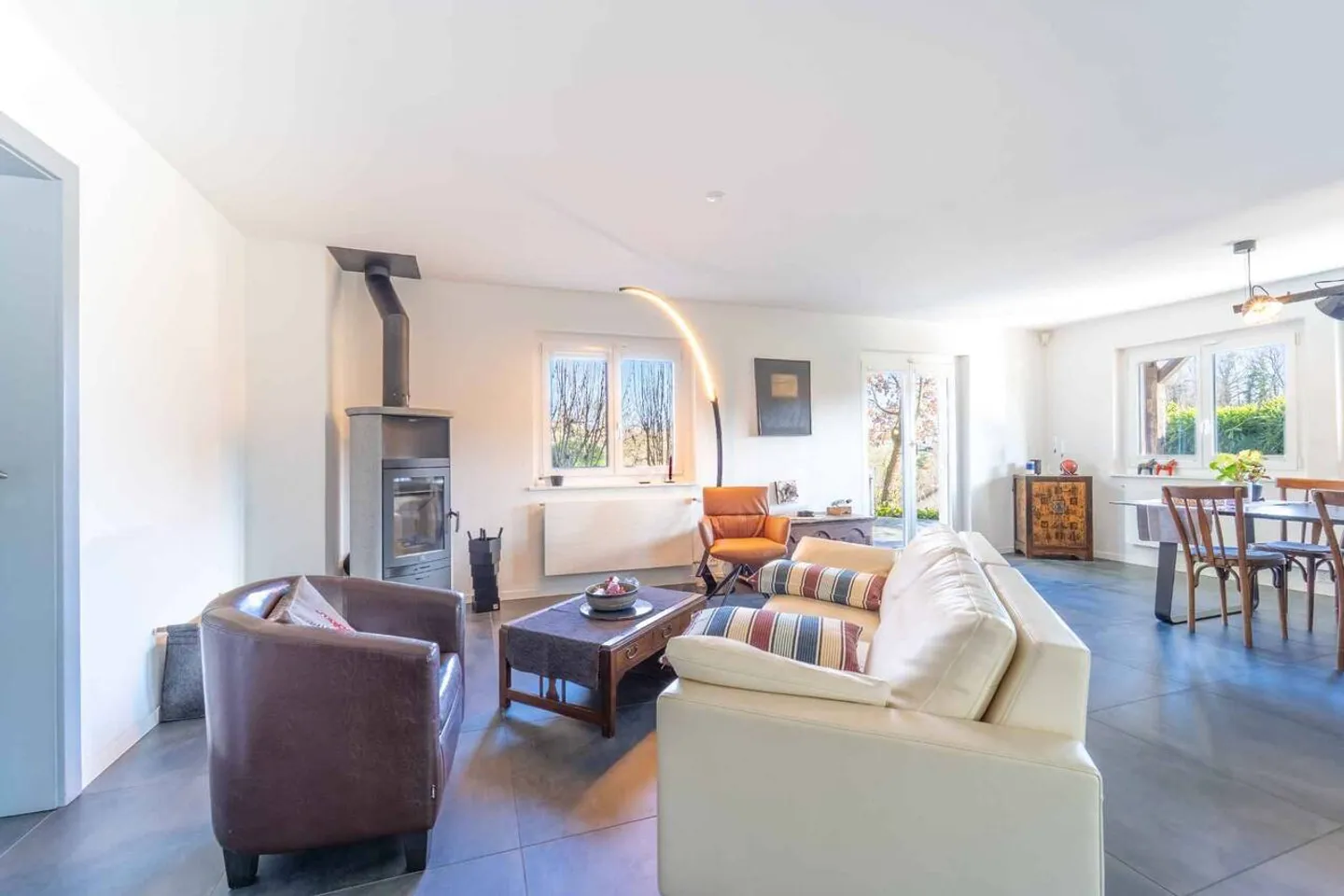 Magnifique villa individuelle avec 7½ pièces, vue dégagée, terrasse et grand jardin verdoyant - Photo 3 sur 13