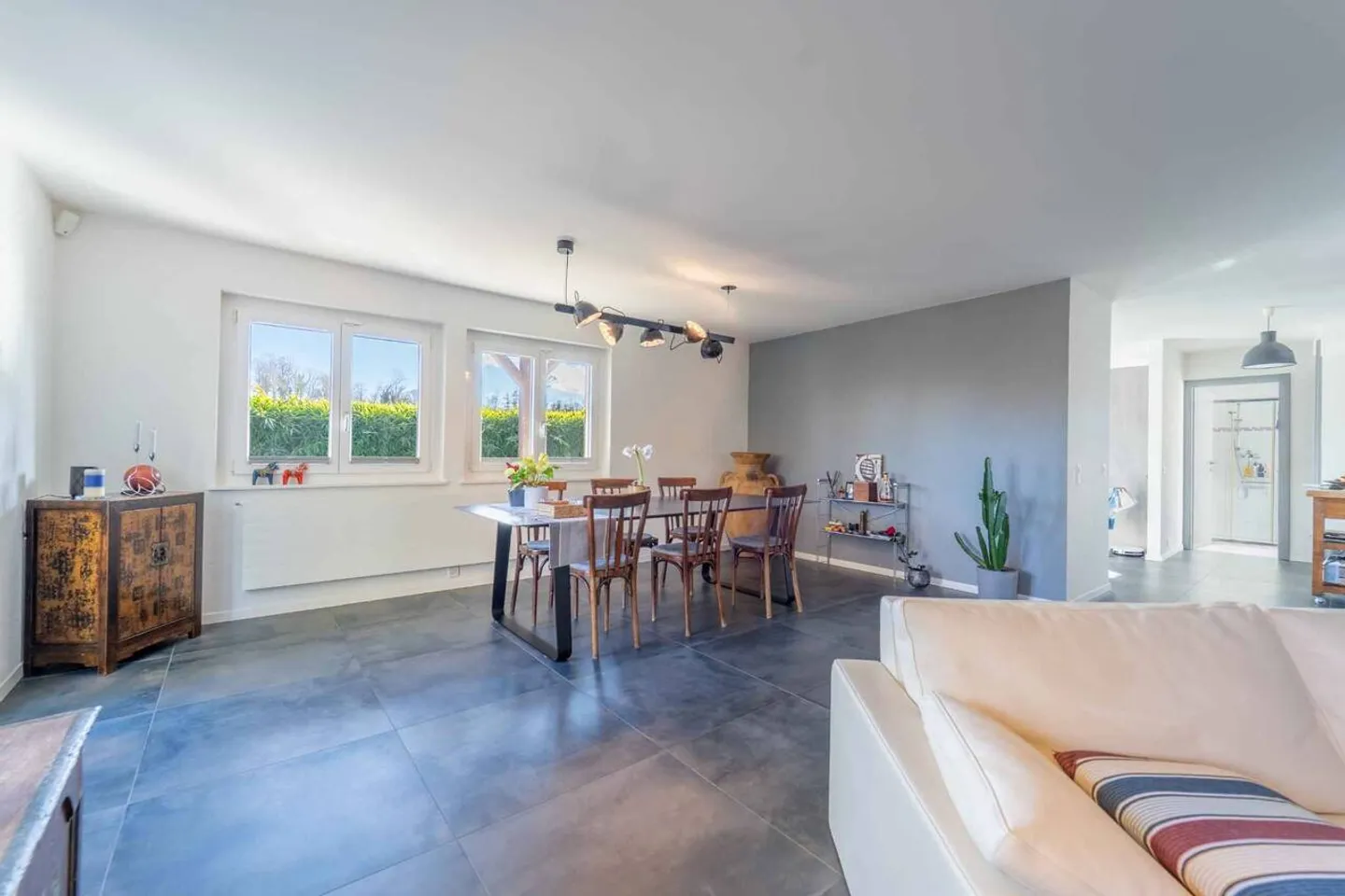 Magnifique villa individuelle avec 7½ pièces, vue dégagée, terrasse et grand jardin verdoyant - Photo 4 sur 13