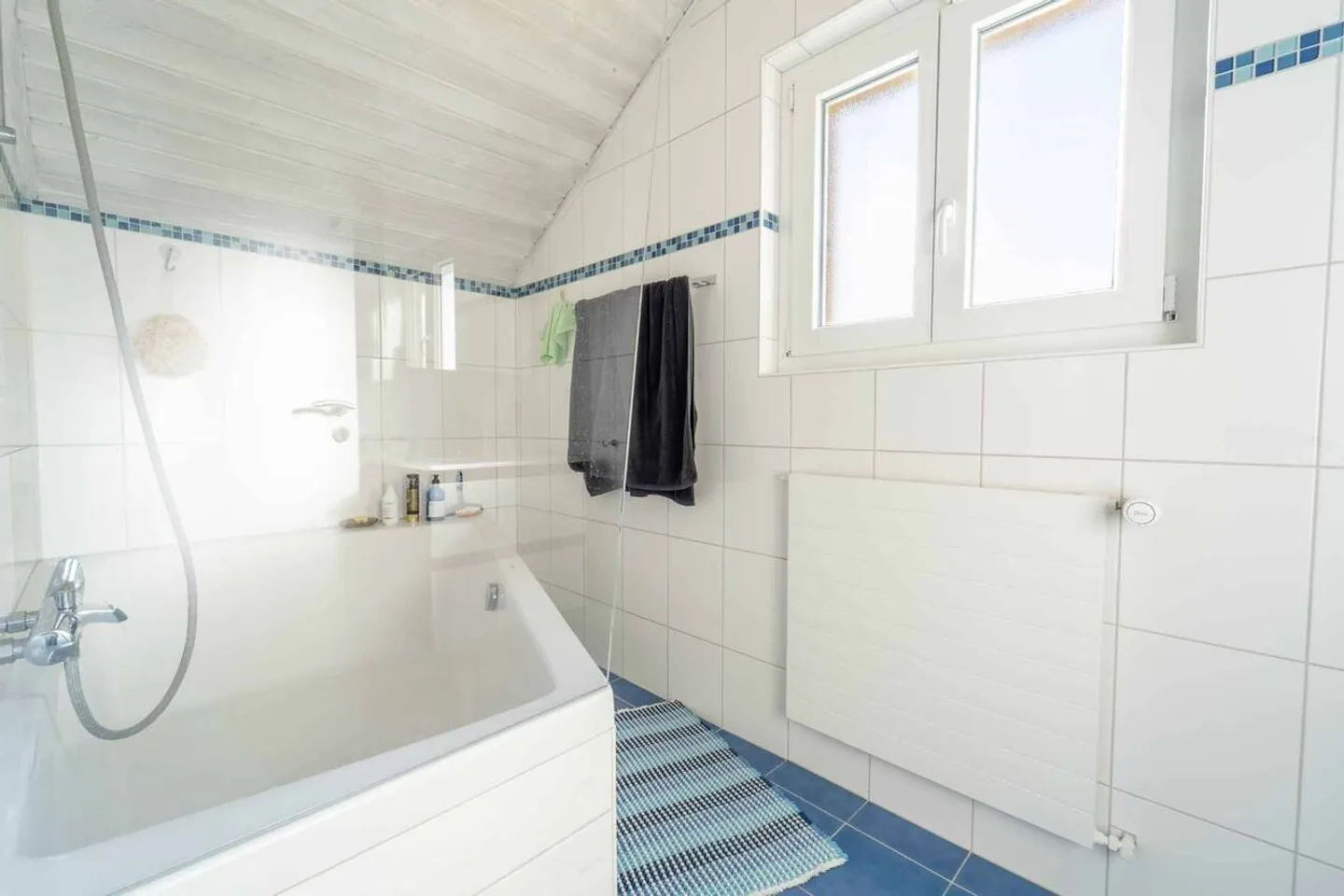 Magnifique villa individuelle avec 7½ pièces, vue dégagée, terrasse et grand jardin verdoyant - Photo 7 sur 13