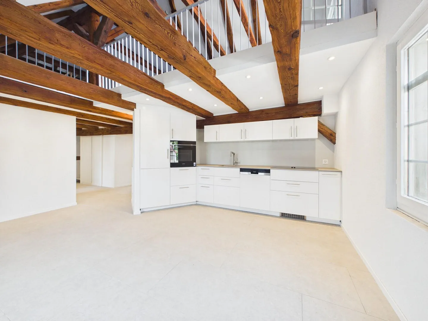 High-quality renovated 4.5-room maisonette apartment with generous R... - Photo 1 of 19