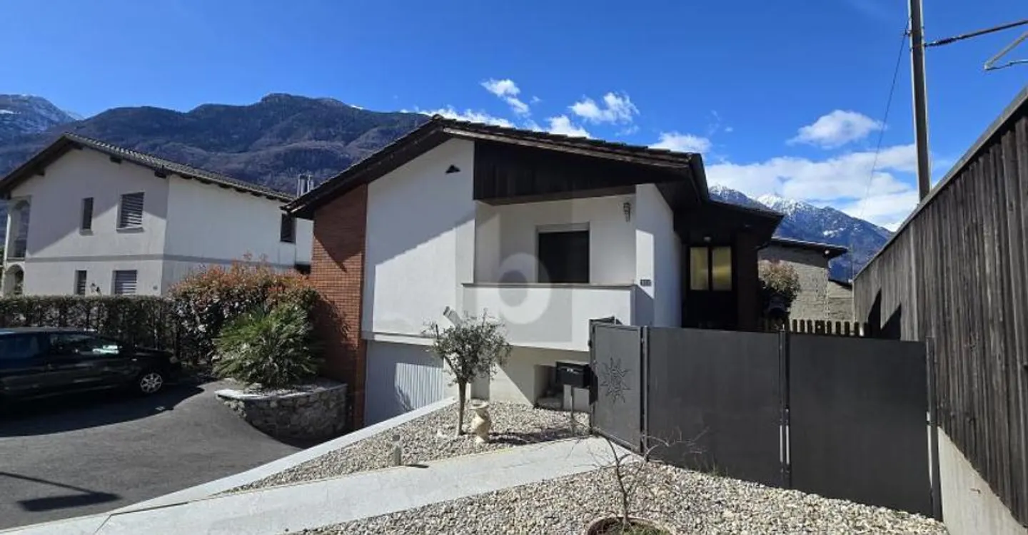 SPACIOUS WITH LARGE GARDEN - Photo 2 of 4