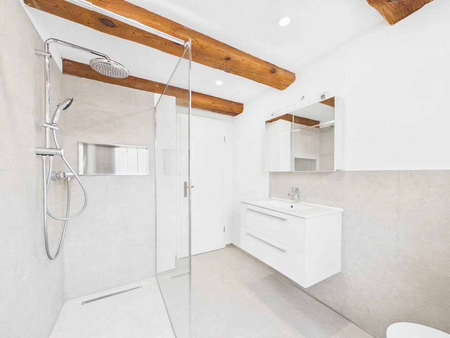 High-quality renovated 4.5-room maisonette apartment with generous R... - Photo 6 of 19