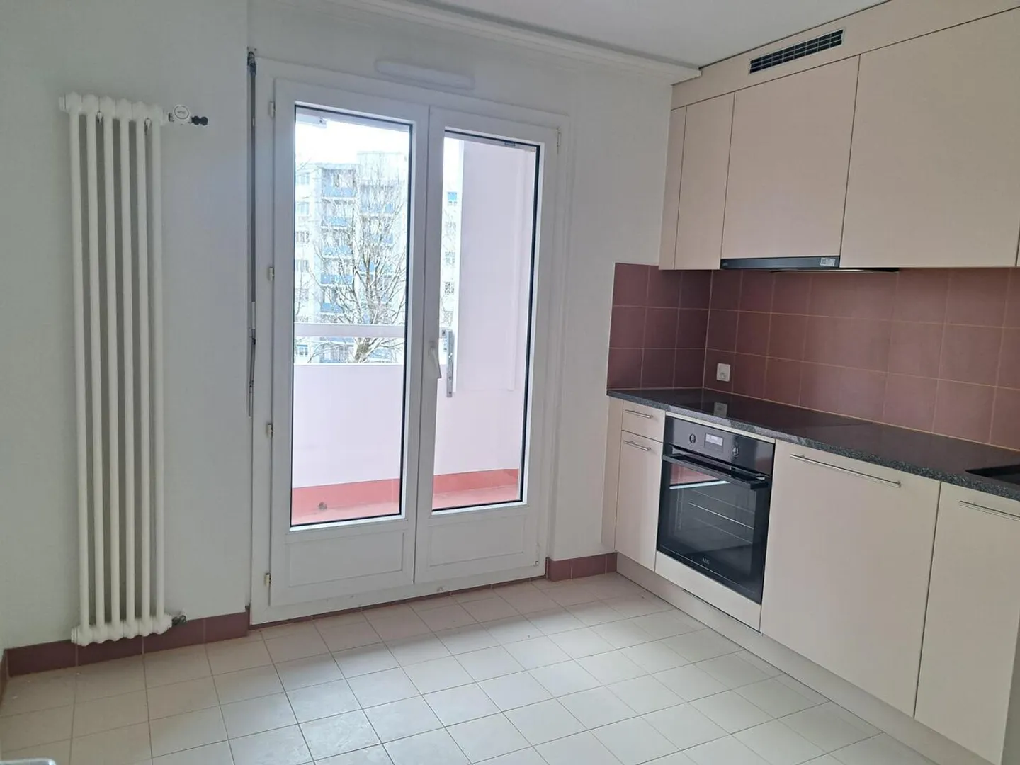 APPARTAMENTO CON BALCONE E ASCENSORE ESTERNO RISTRUTTURATO - Foto 3 di 11