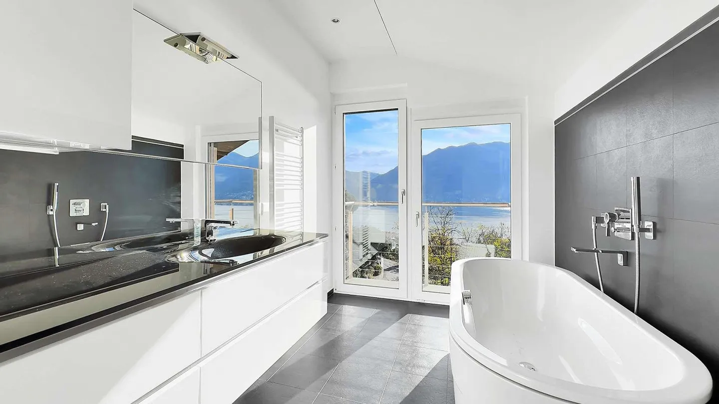 Maison spacieuse dans un emplacement ensoleillé avec une vue imprenable sur le lac - Photo 6 sur 12