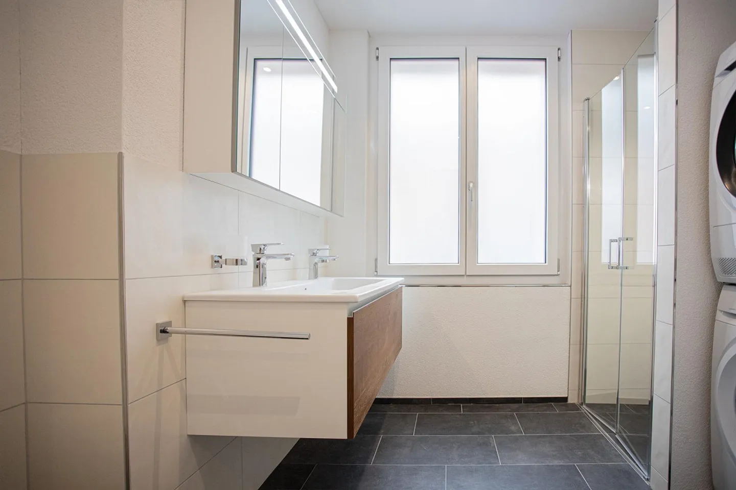 Modern Living with Plenty of Light and Comfort - Photo 4 of 7