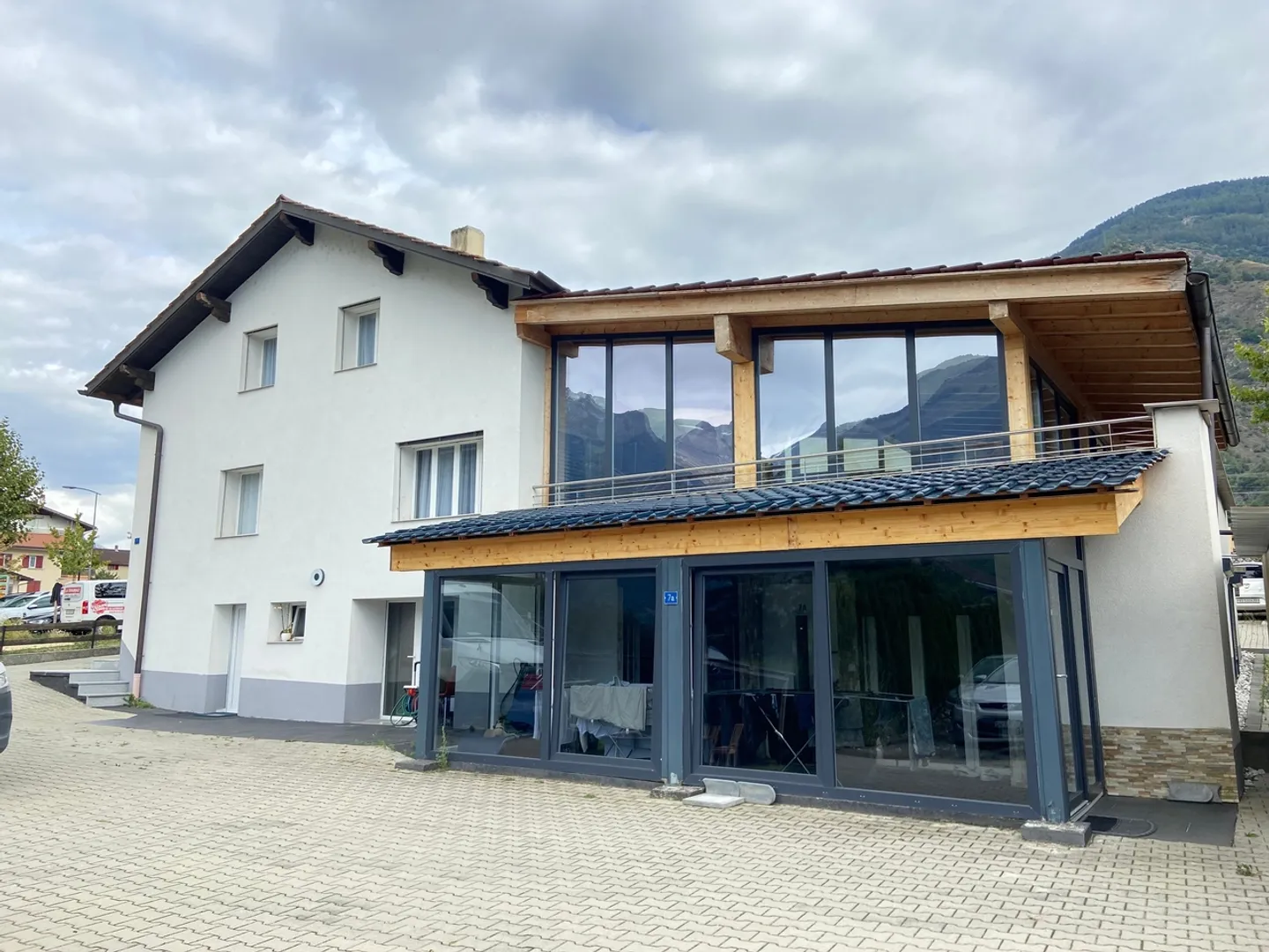 Villa moderna di 10 stanze, con appartamento di rendimento incluso - Foto 1 di 13