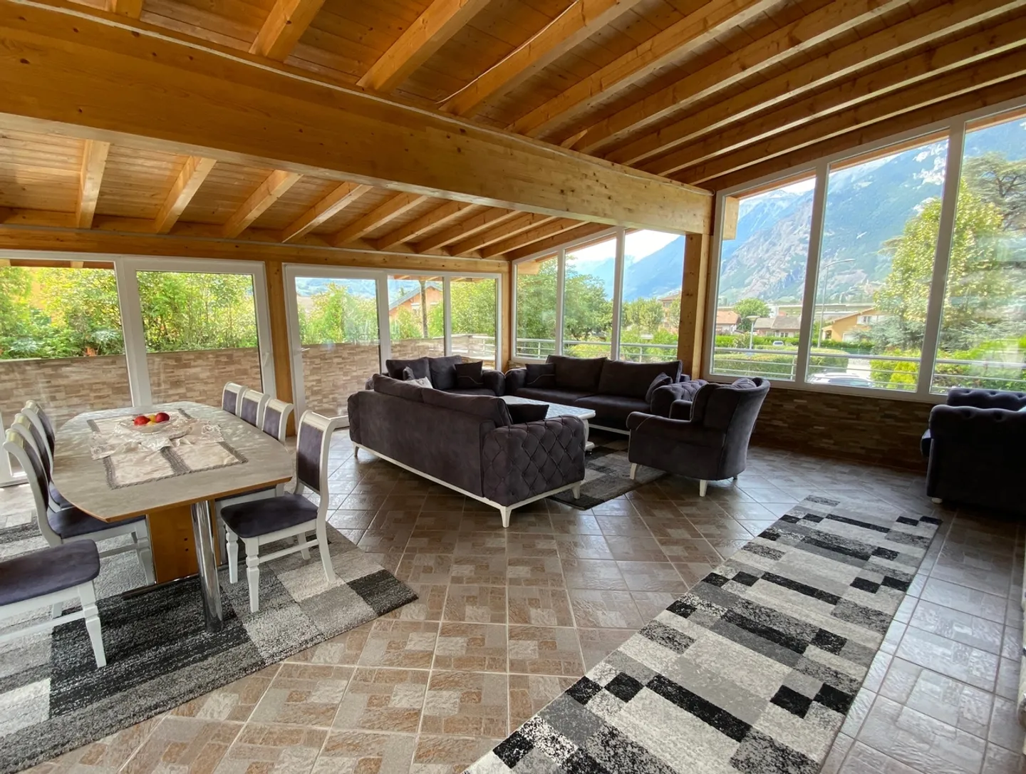 Villa moderna di 10 stanze, con appartamento di rendimento incluso - Foto 2 di 13