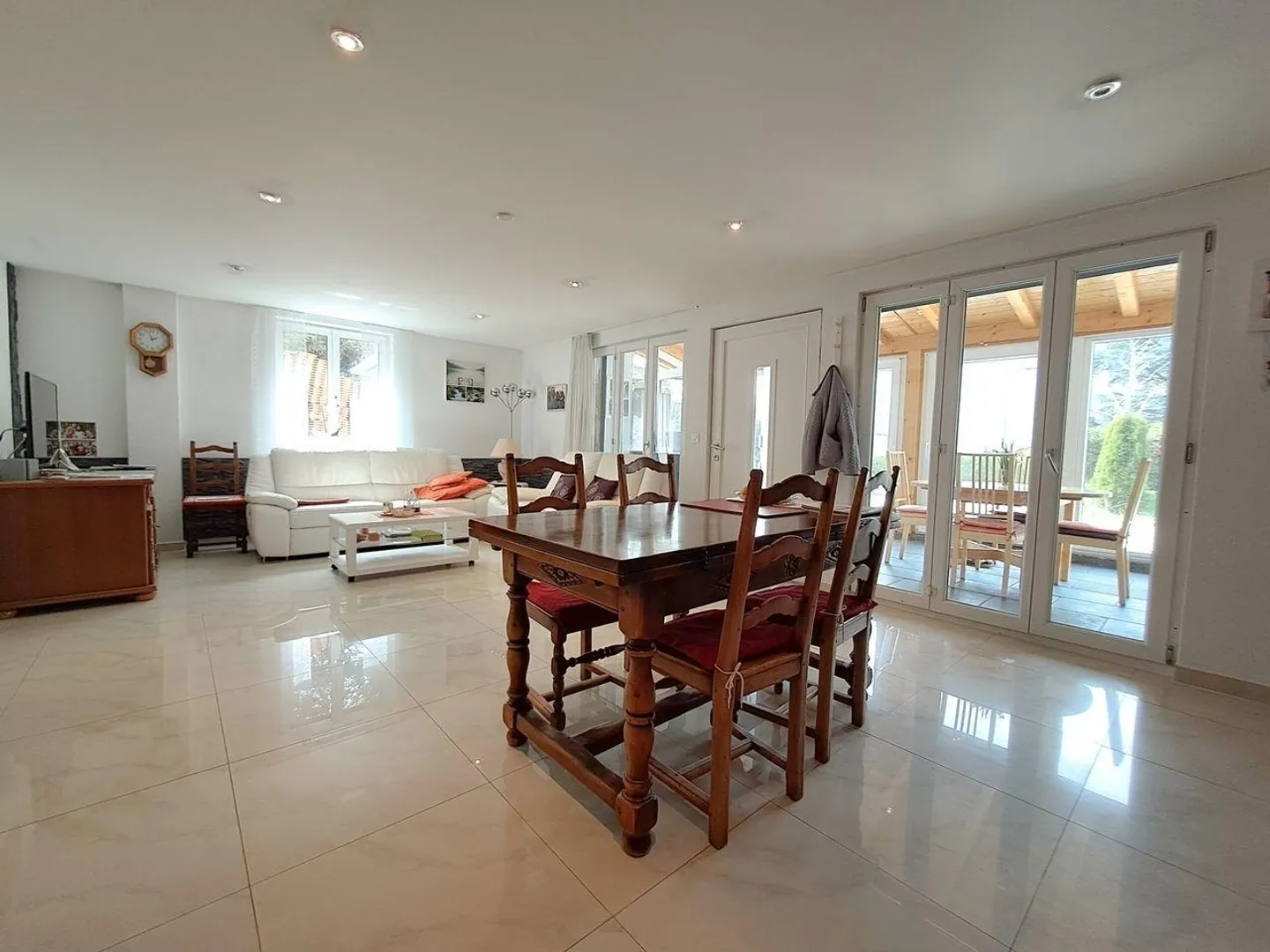 Villa moderna di 10 stanze, con appartamento di rendimento incluso - Foto 5 di 13