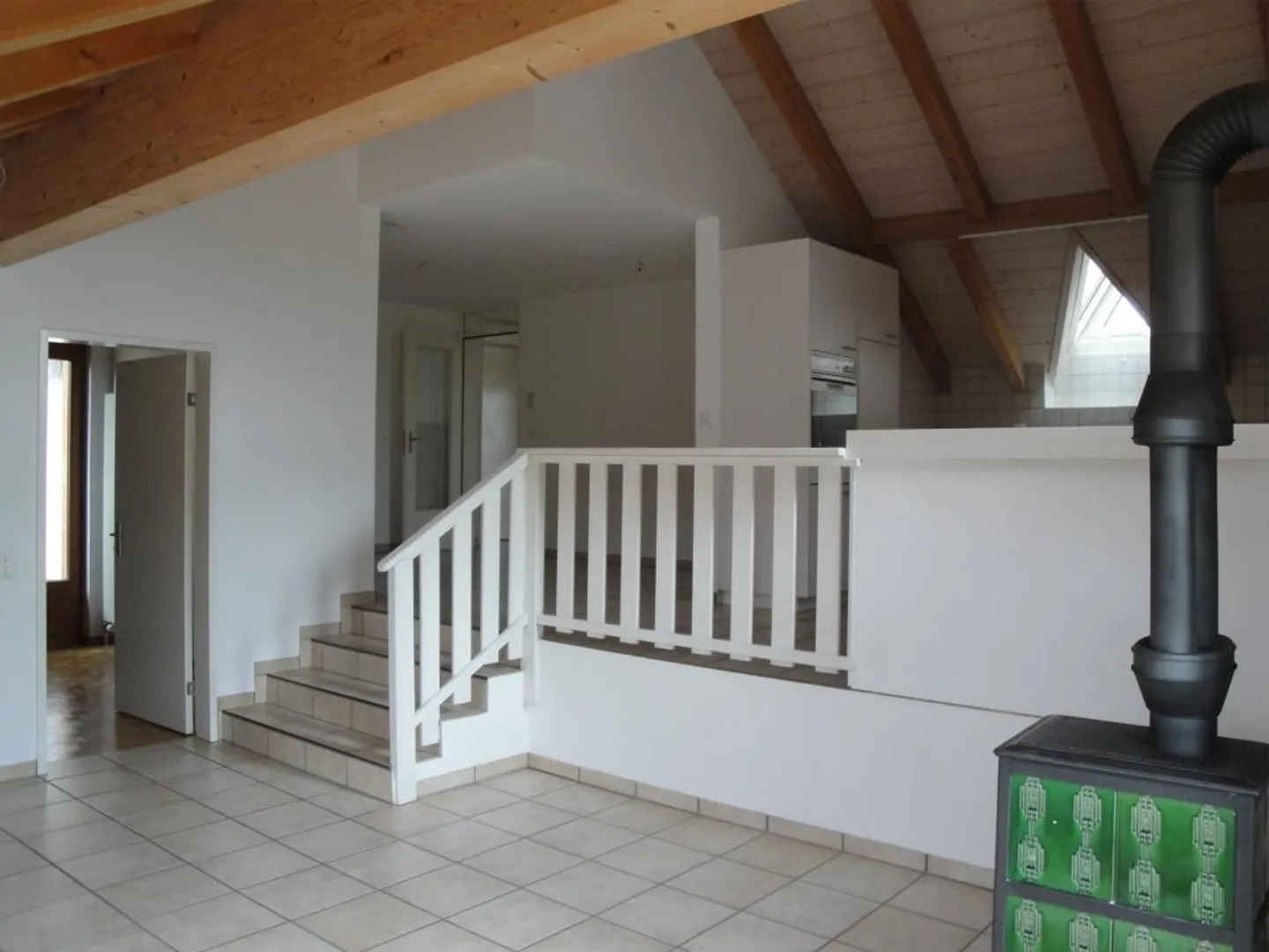 Appartement spacieux de 4,5 pièces dans une ferme rénovée avec charme - Photo 12 sur 25