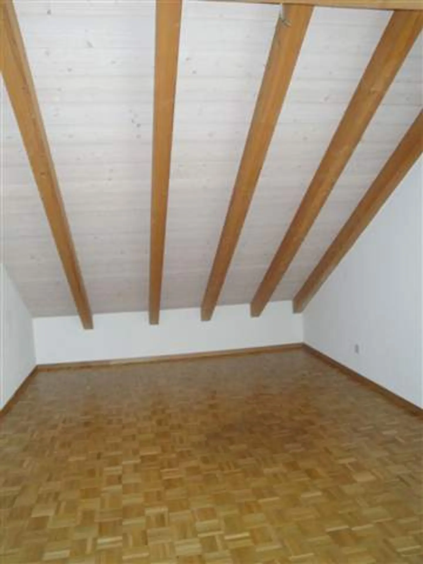 Appartement spacieux de 4,5 pièces dans une ferme rénovée avec charme - Photo 19 sur 25