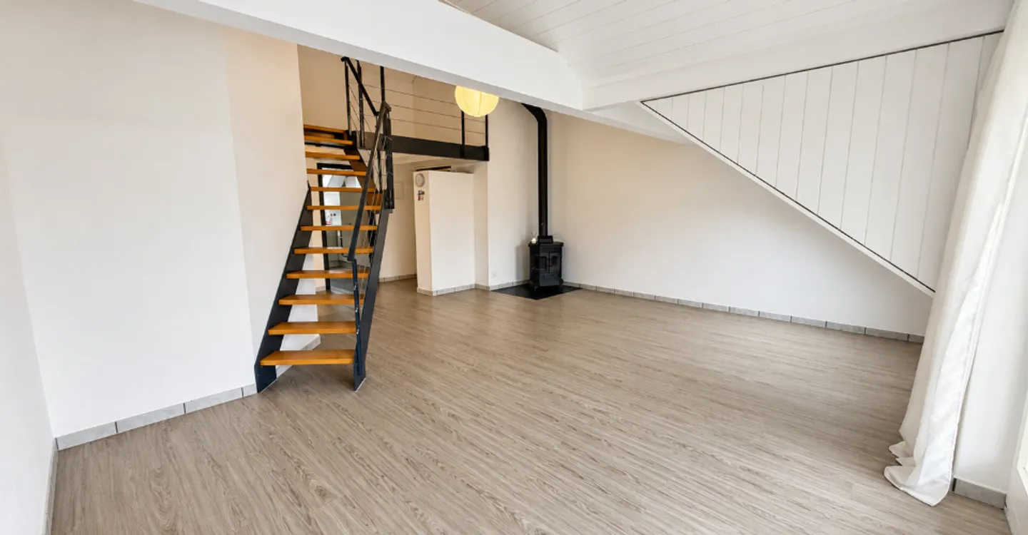 Zu vermieten in Glovelier   Wunderschöne Duplex-Wohnung mit 4,5 Zimmern und Balkon - Foto 2 von 9