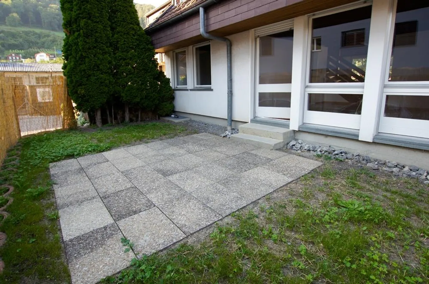 An ruhiger Lage mit grossem Sitzplatz. - Foto 3 di 8