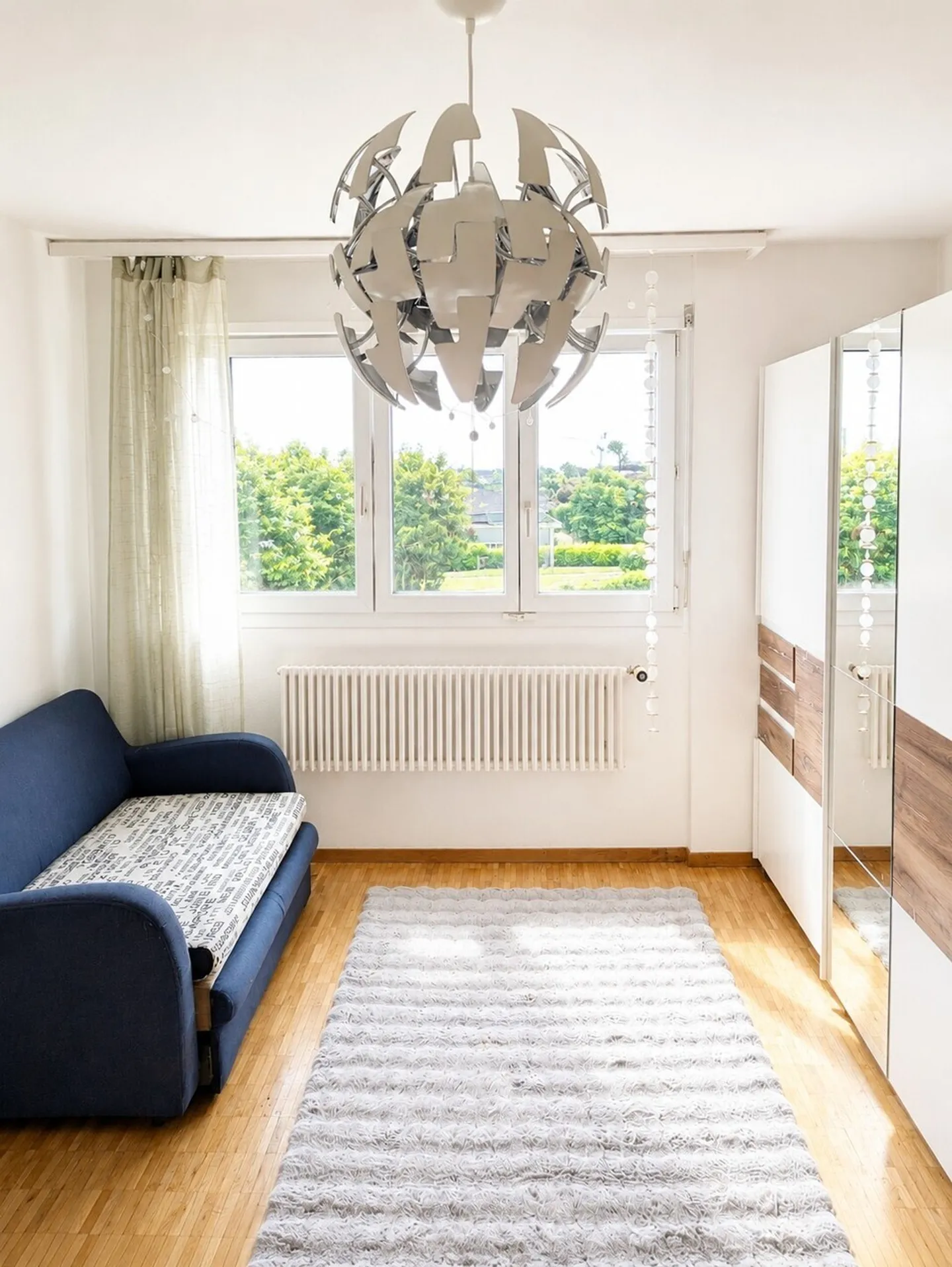 Ideal location, close to shops and public transport - Photo 1 of 5