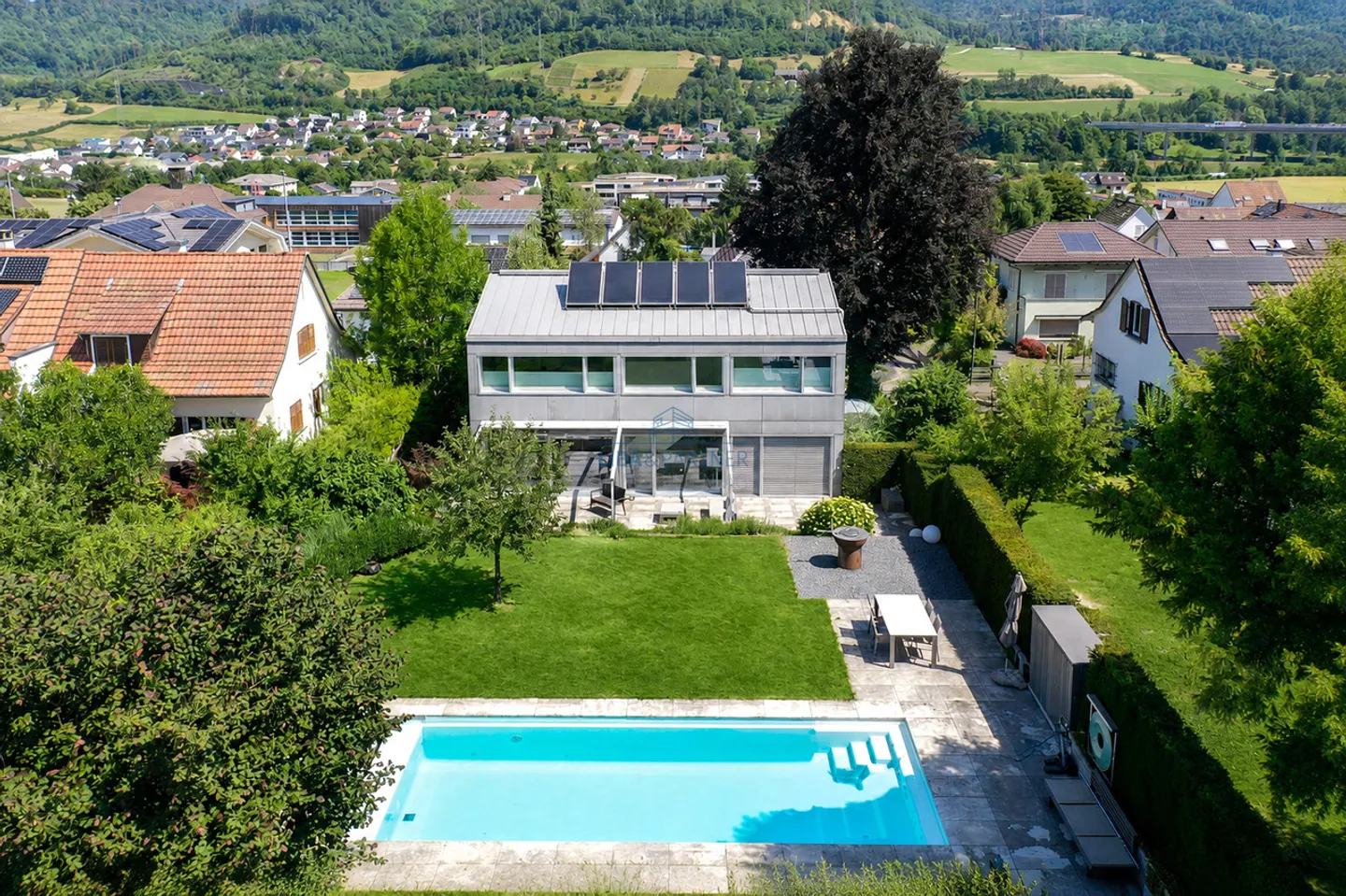 L'élégance intemporelle rencontre le confort de vie Maison individuelle moderne avec piscine et oasis de jardin - Photo 1 sur 15