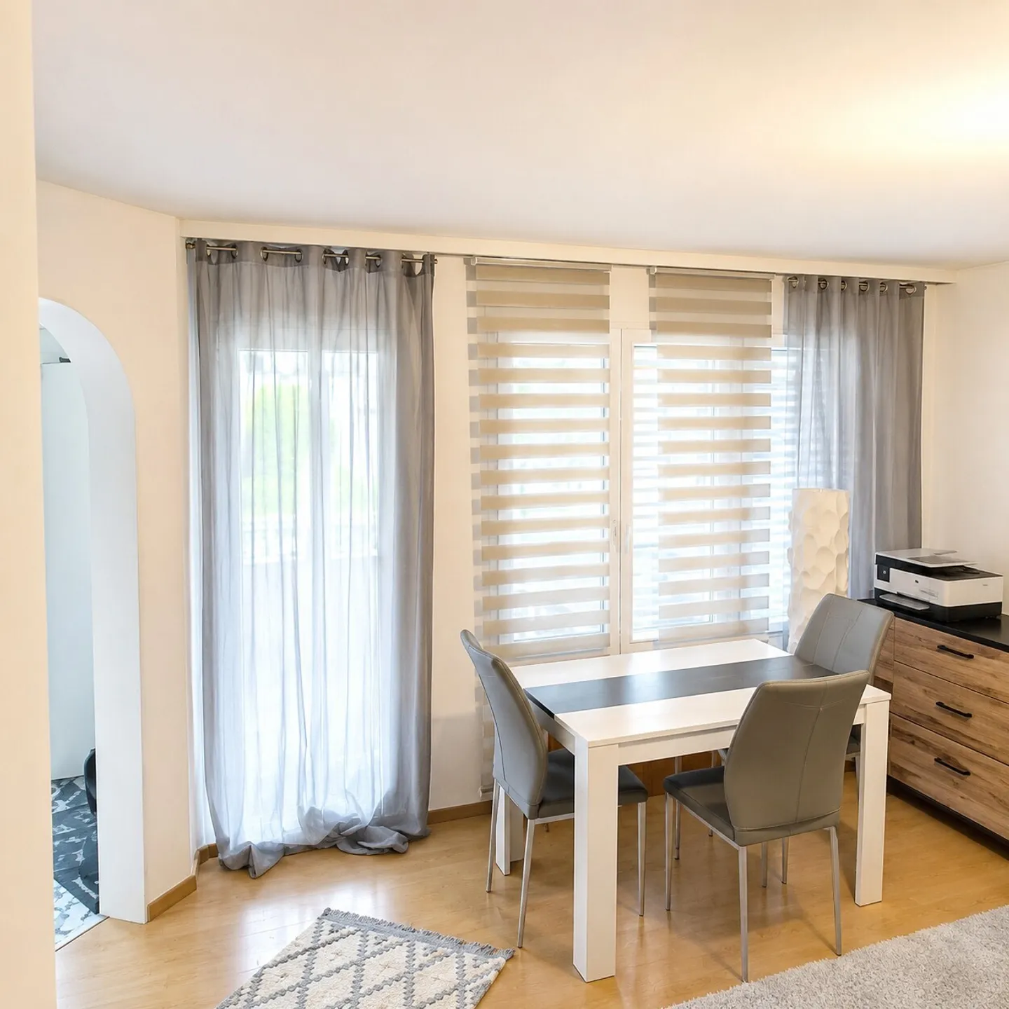 Ideal location, close to shops and public transport - Photo 2 of 5