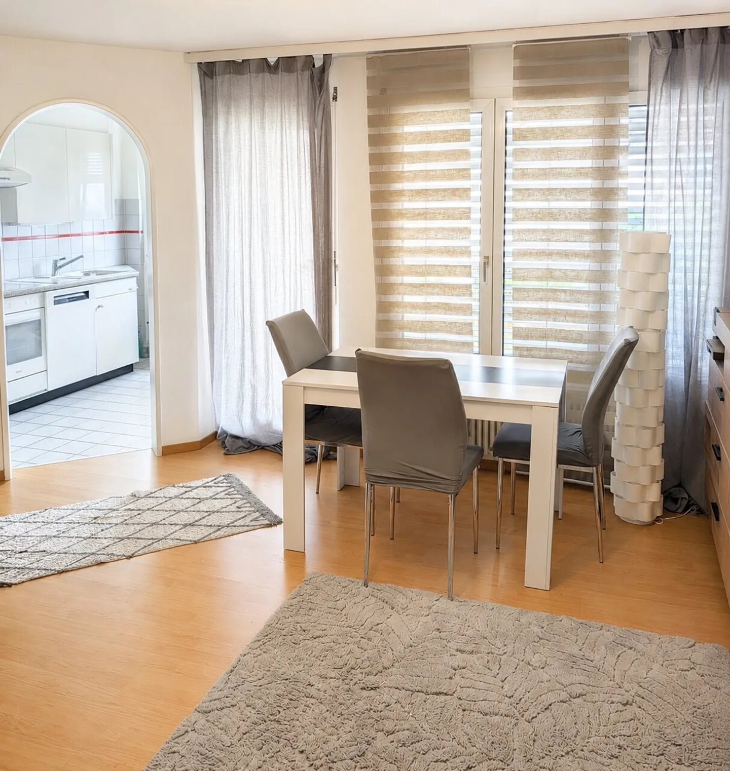 Ideal location, close to shops and public transport - Photo 3 of 5