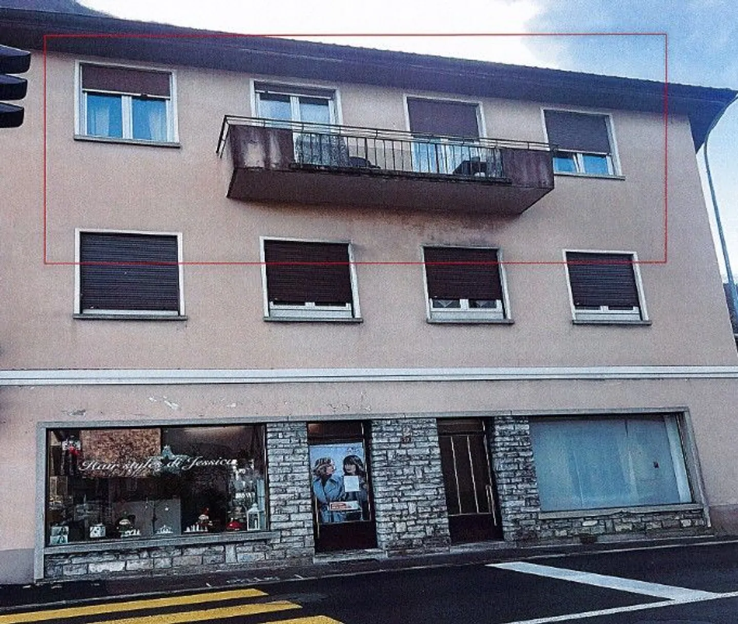 Charming Apartment with Balcony - Photo 2 of 13