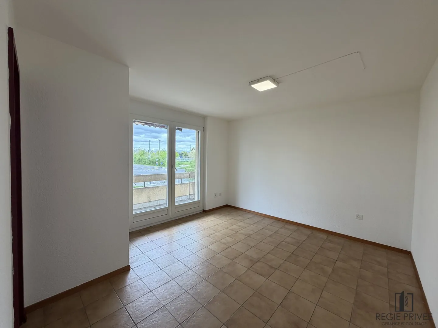 Pretty studio with large balcony - Photo 2 of 7