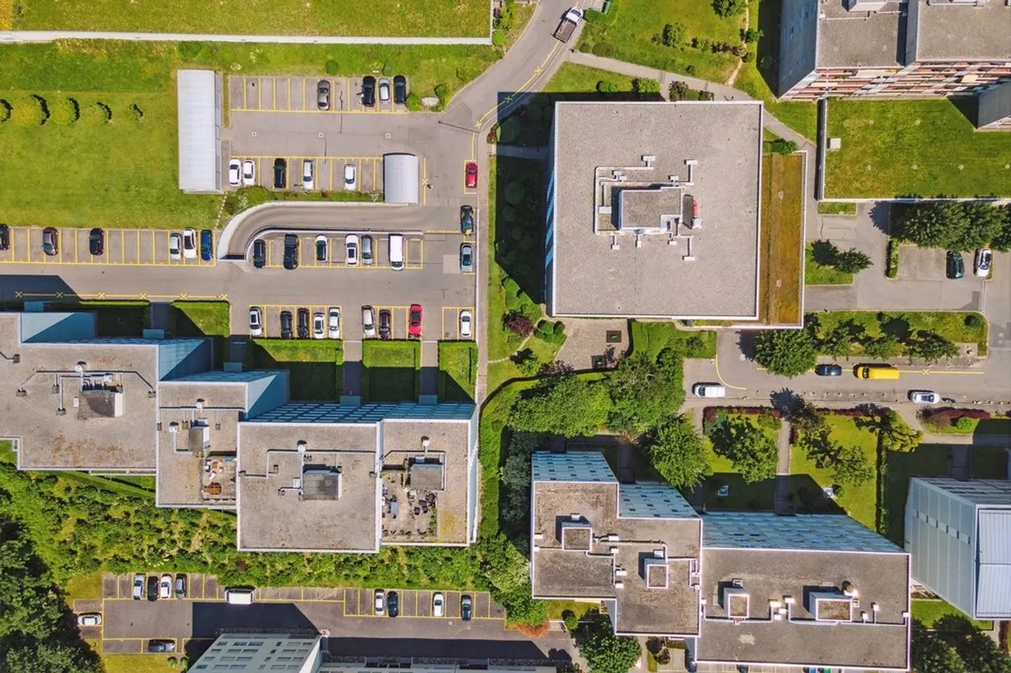 Möchten Sie Ihr Auto in der Nähe der Autobahn und des Chuv parken? - Foto 1 von 2