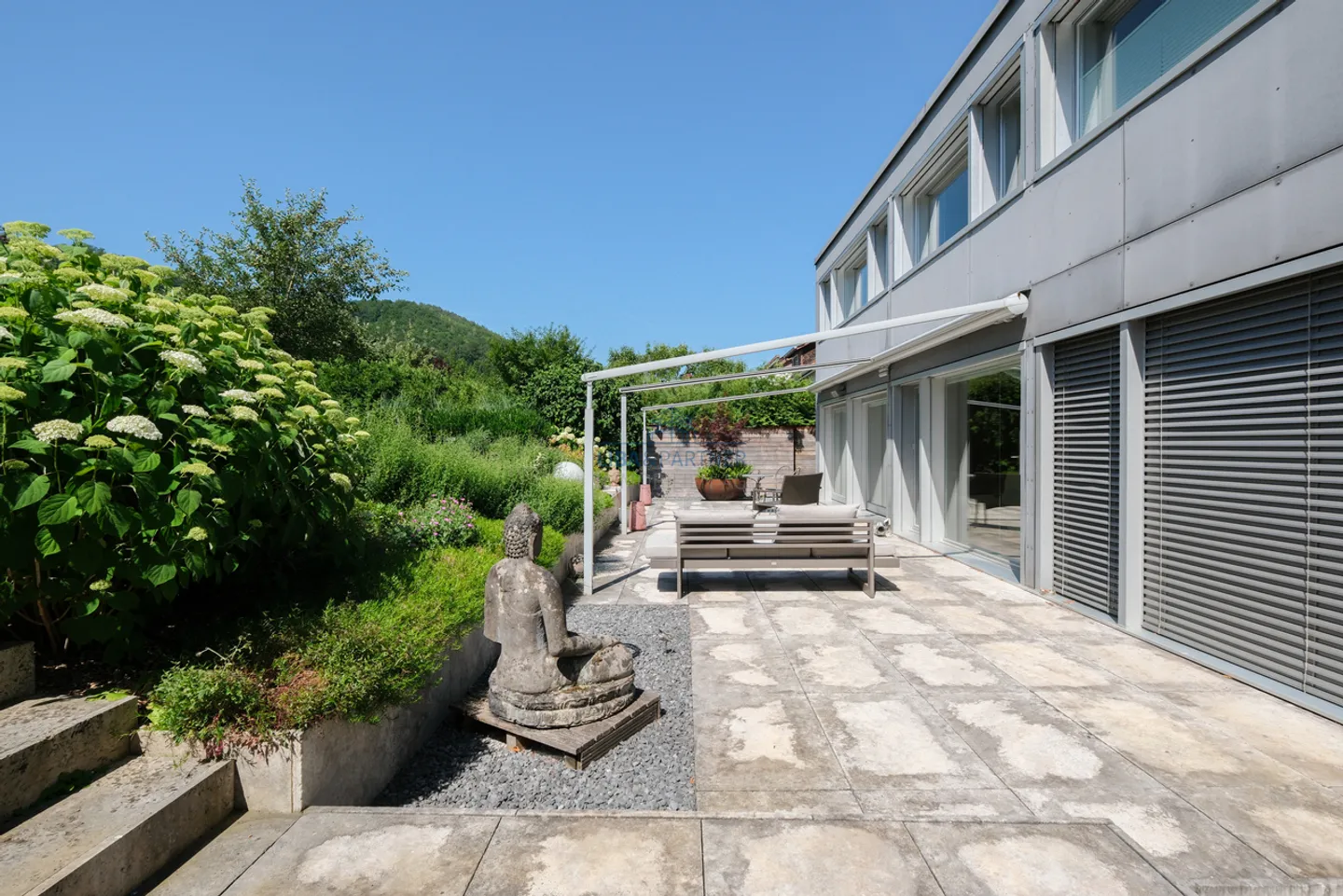 L'élégance intemporelle rencontre le confort de vie Maison individuelle moderne avec piscine et oasis de jardin - Photo 8 sur 15