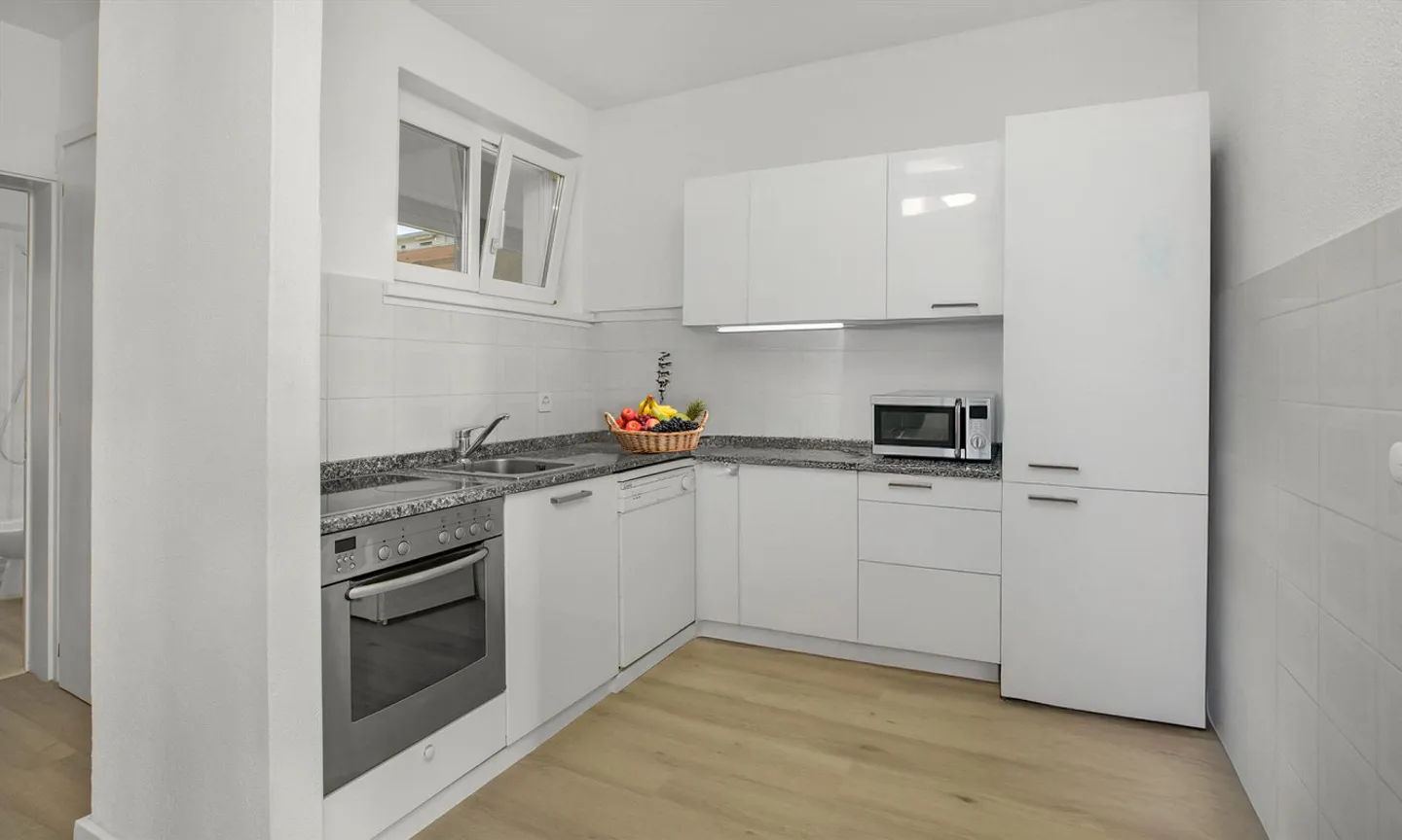 BARGAIN - COMFORTABLE AND BRIGHT 4.5 ROOMS RENOVATED IN AGNO - Photo 5 of 9