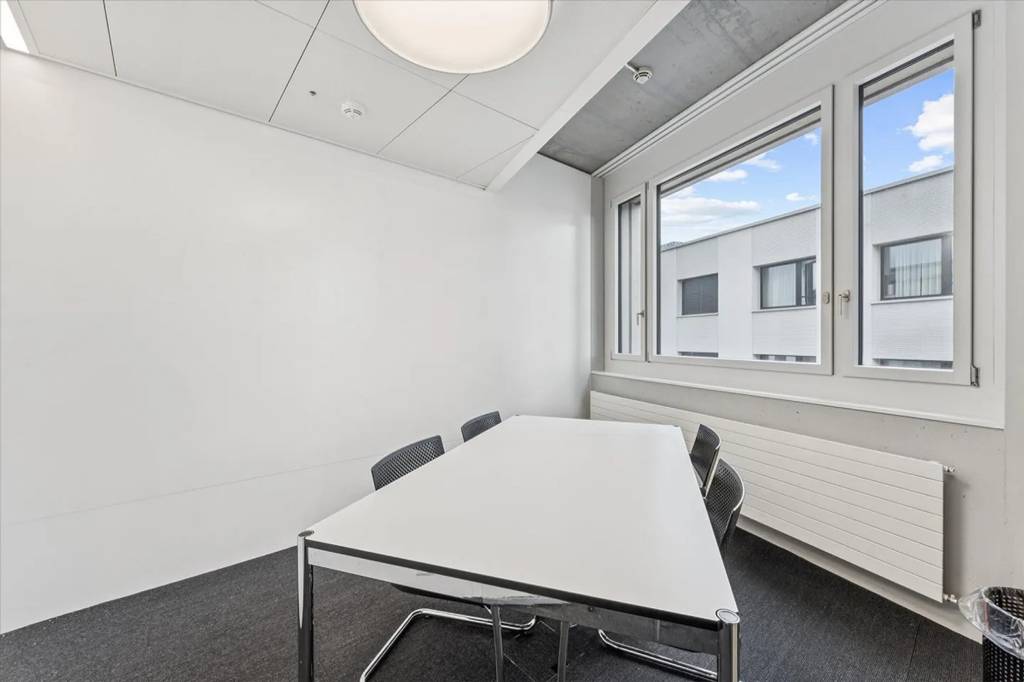 Espace de bureau flexible avec aménagement existant et excellentes connexions - Photo 11 sur 11