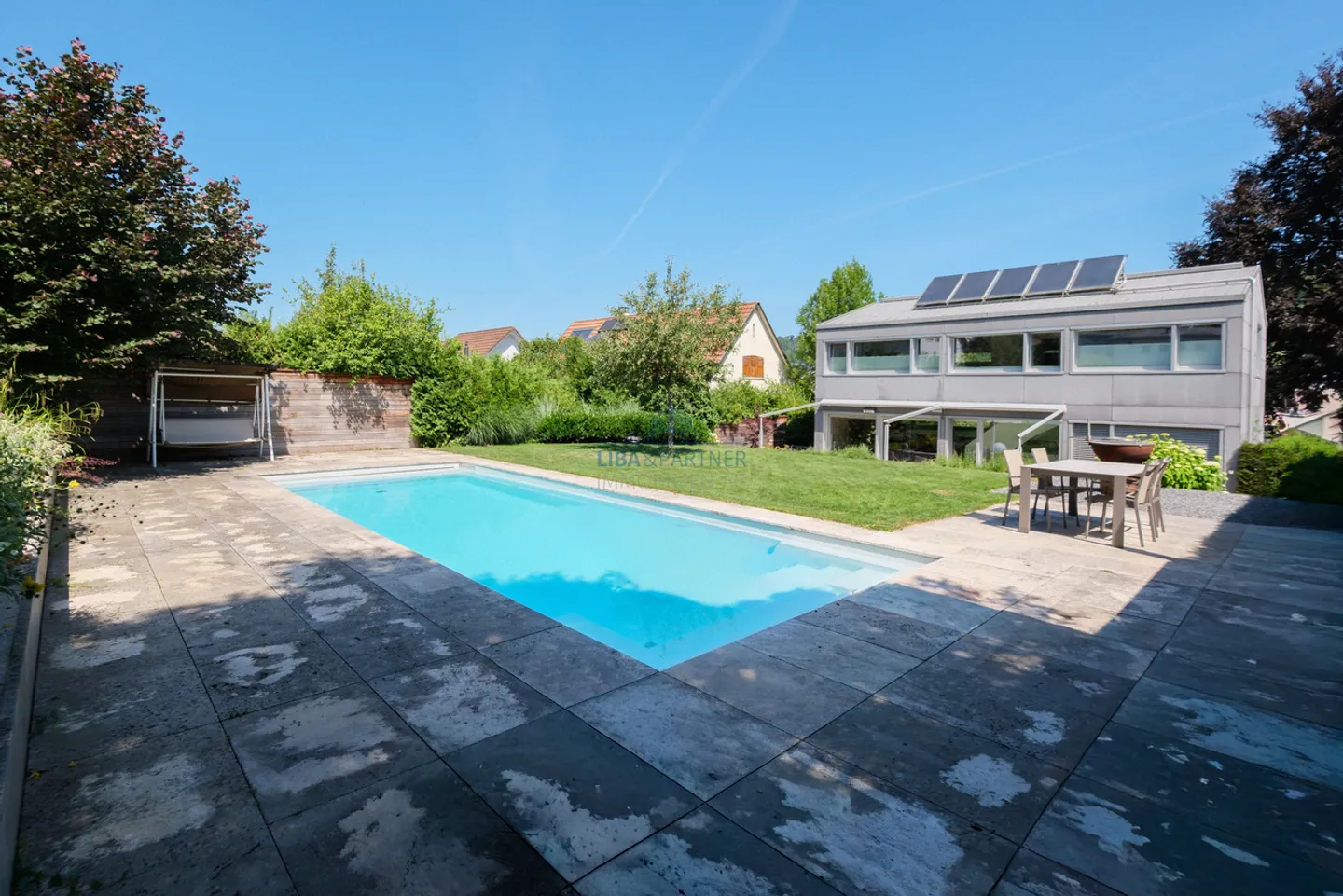 L'élégance intemporelle rencontre le confort de vie Maison individuelle moderne avec piscine et oasis de jardin - Photo 13 sur 15
