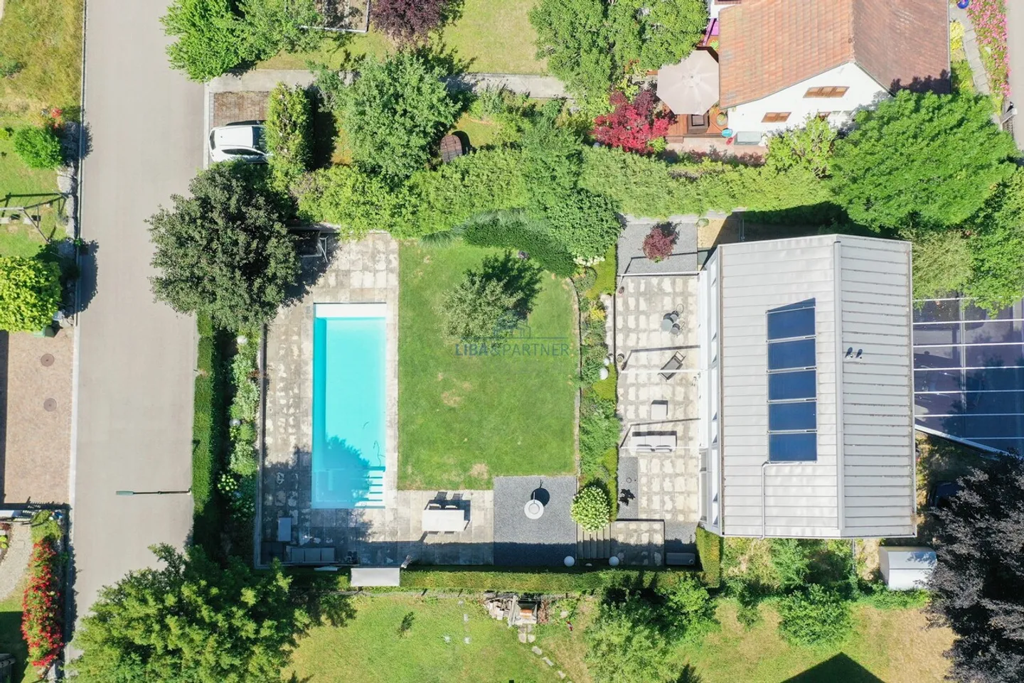 L'élégance intemporelle rencontre le confort de vie Maison individuelle moderne avec piscine et oasis de jardin - Photo 14 sur 15