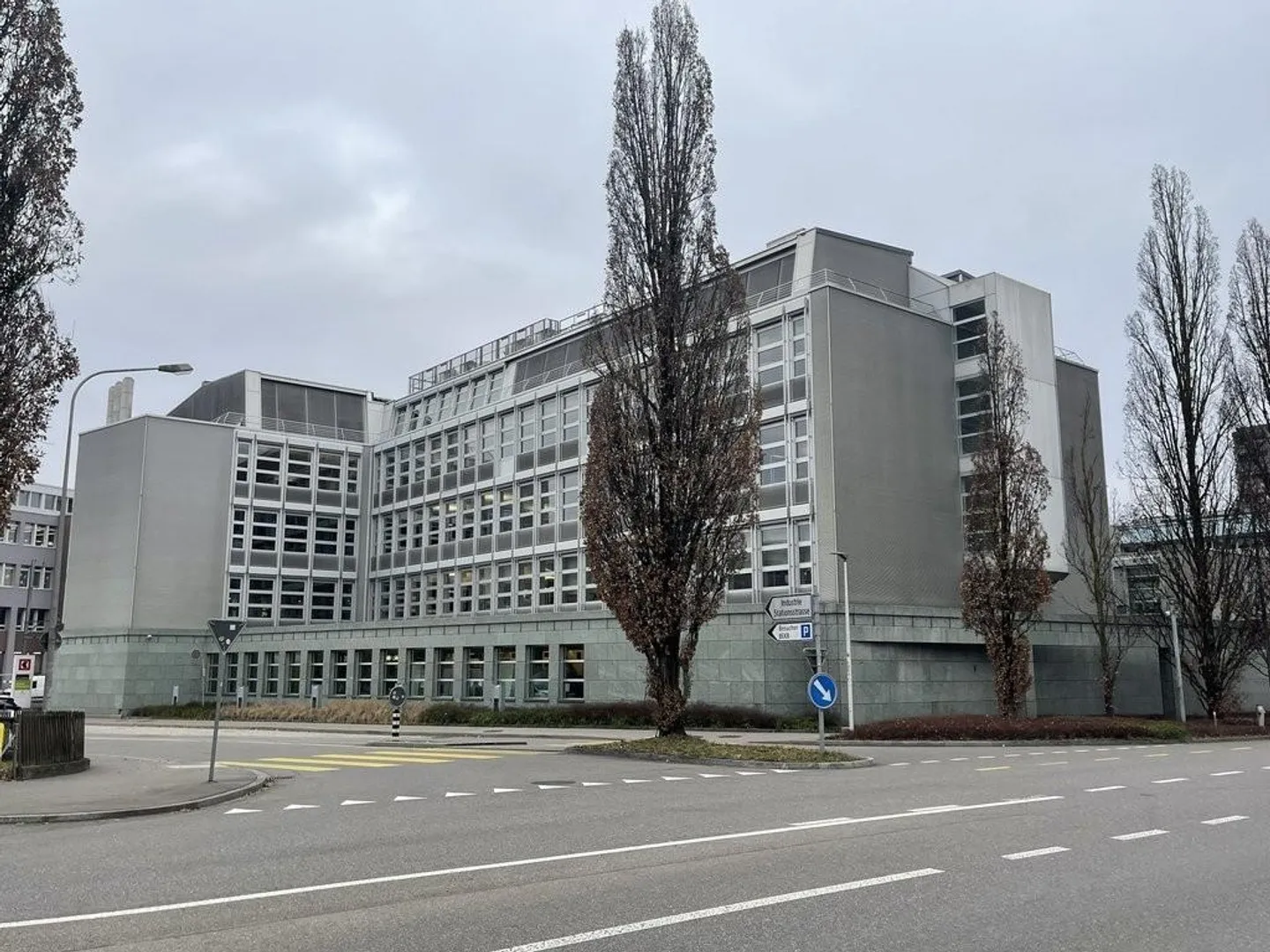 Place de stationnement dans un garage couvert dans le bâtiment BEKB à Liebefeld - Photo 2 sur 2