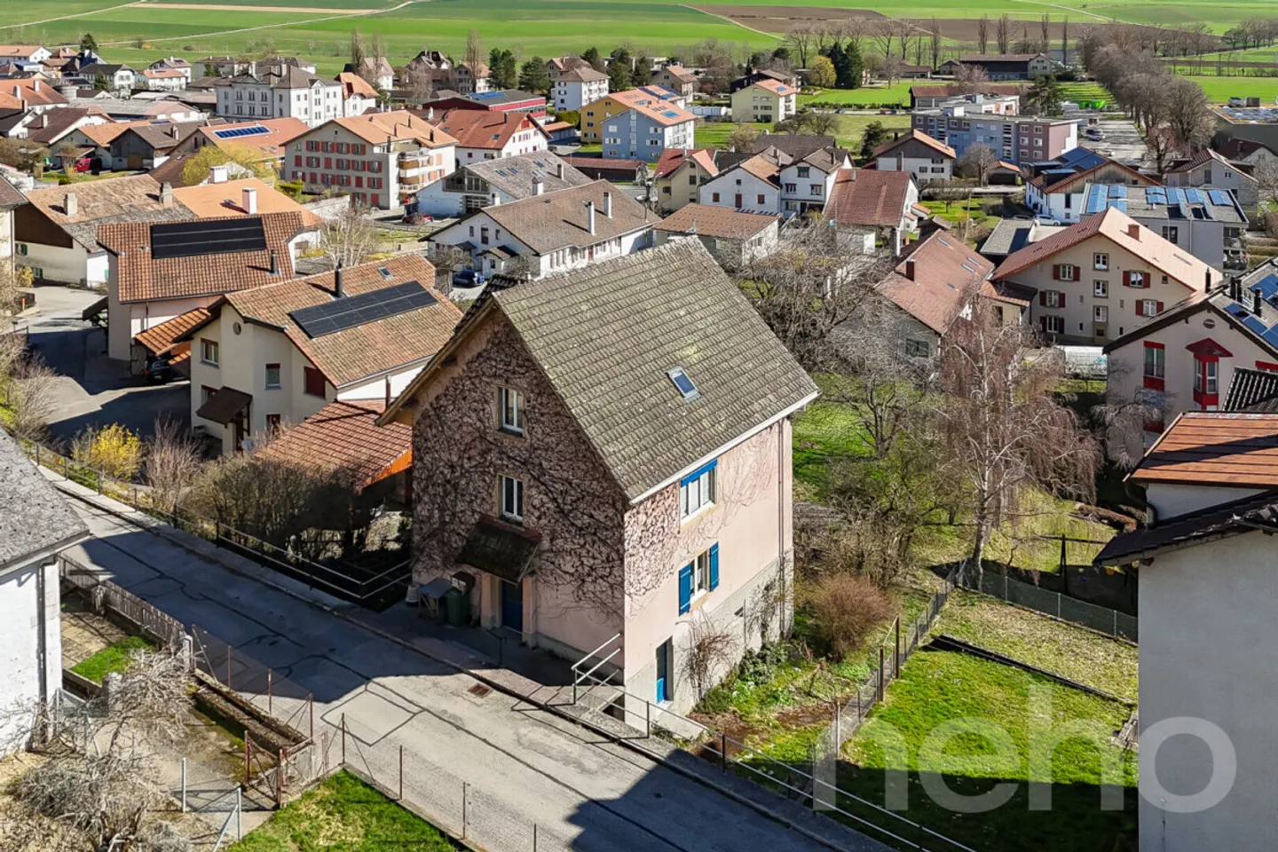 Großes Familienhaus mit 2 Wohnungen: 6,5 Zimmer + 3 Zimmer - Foto 1 von 12
